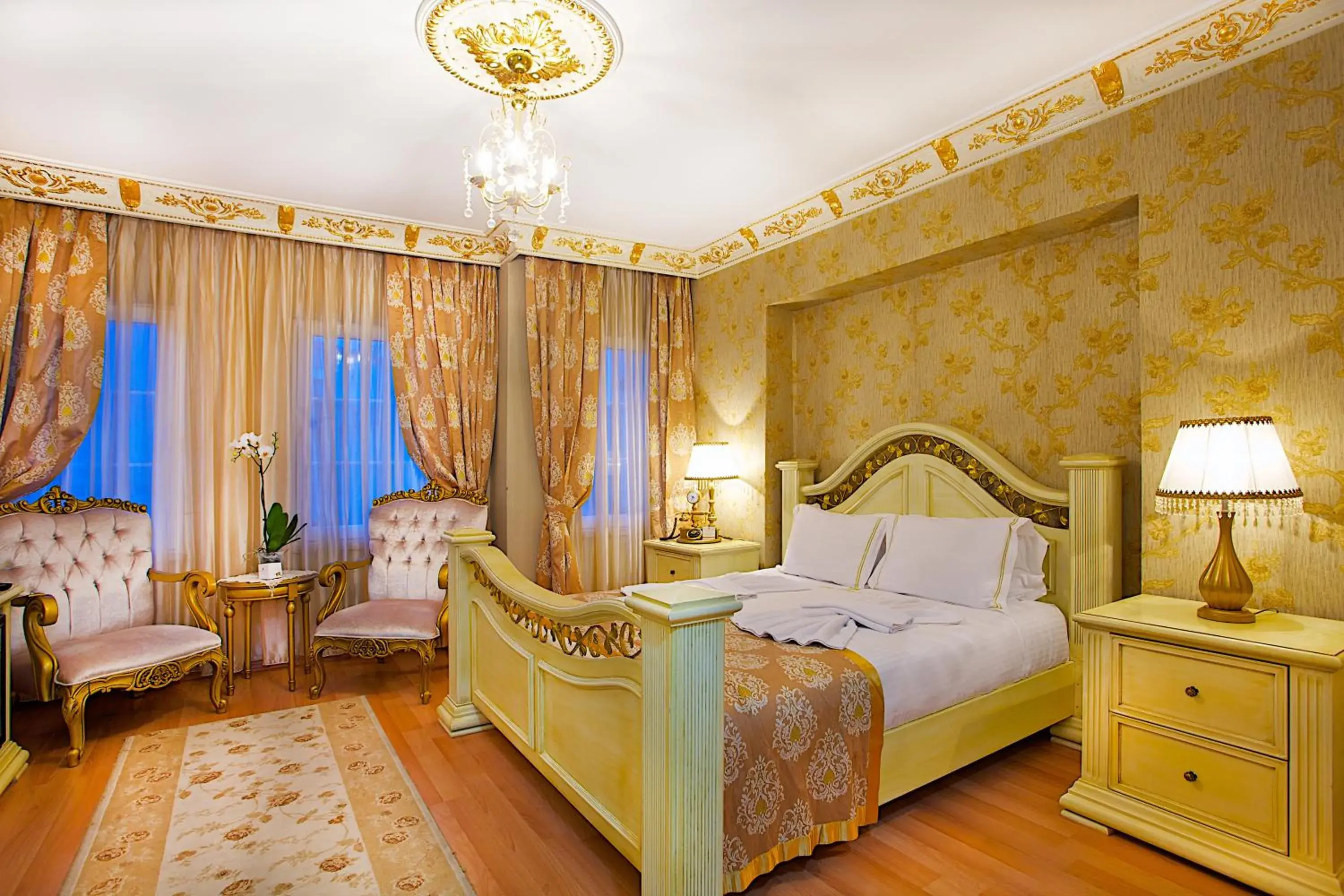 Photo of the whole room, Bed in White House Hotel Istanbul