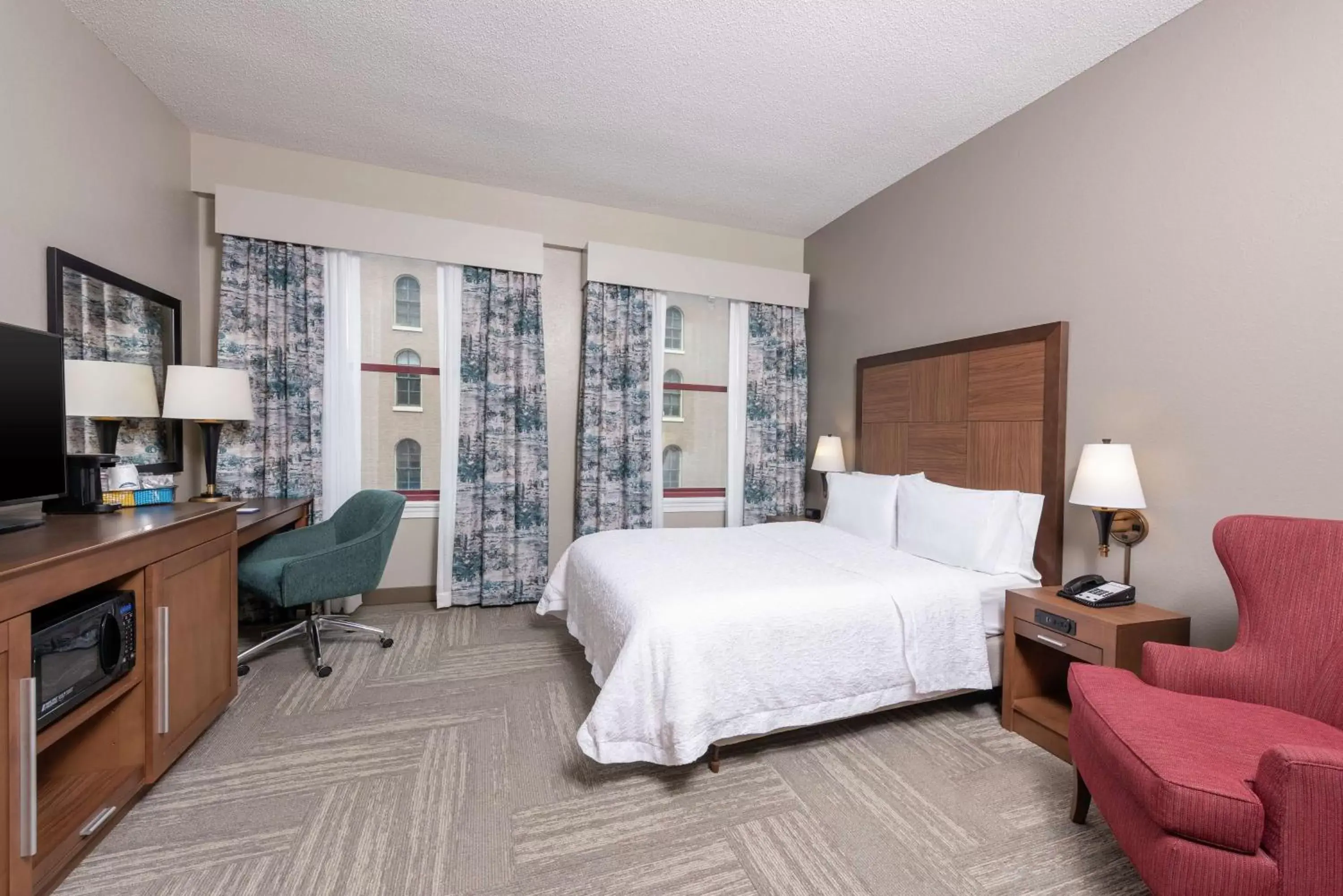 Bedroom in Hampton Inn Indianapolis Downtown Across from Circle Centre