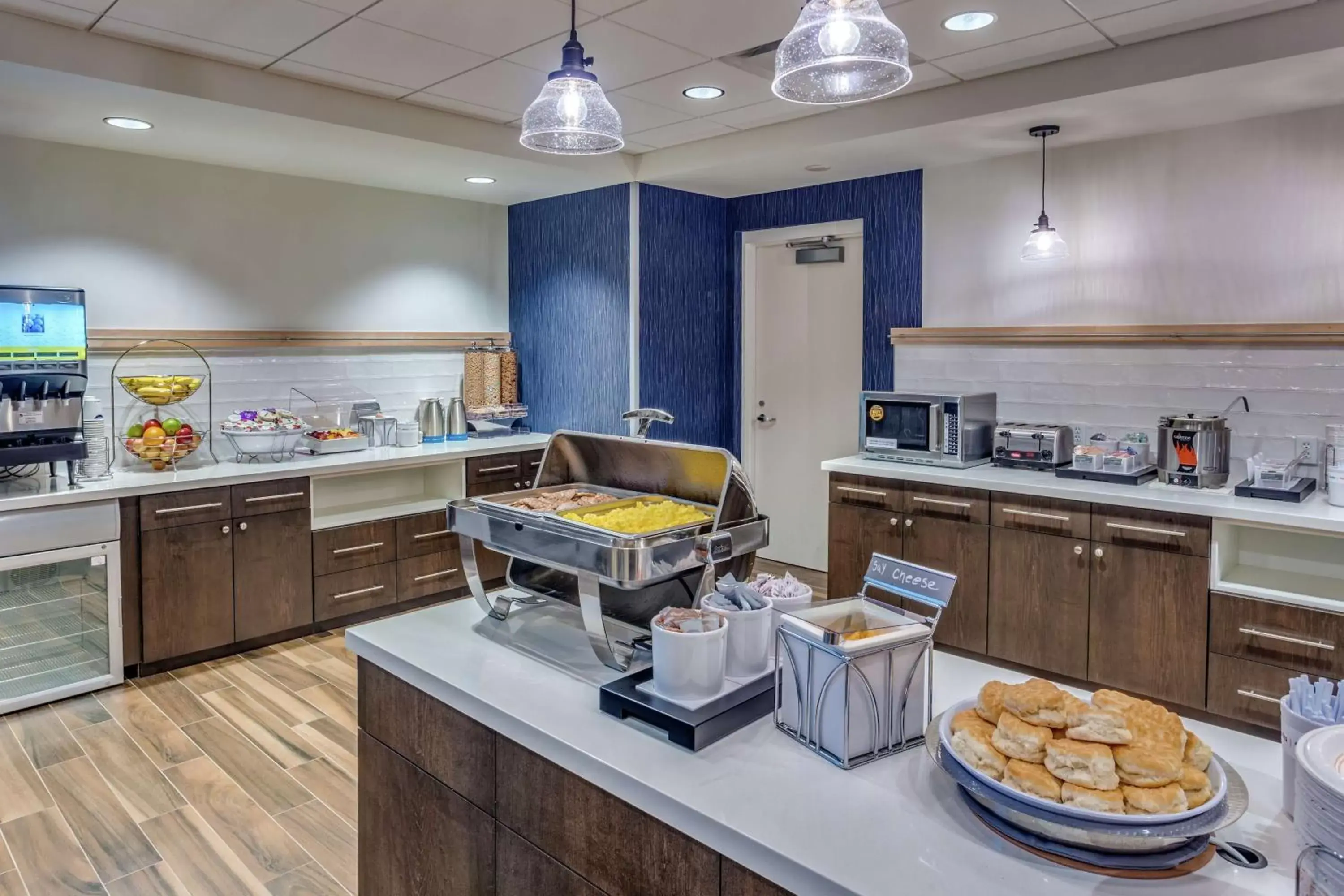 Breakfast, Kitchen/Kitchenette in Hampton Inn & Suites Kittery