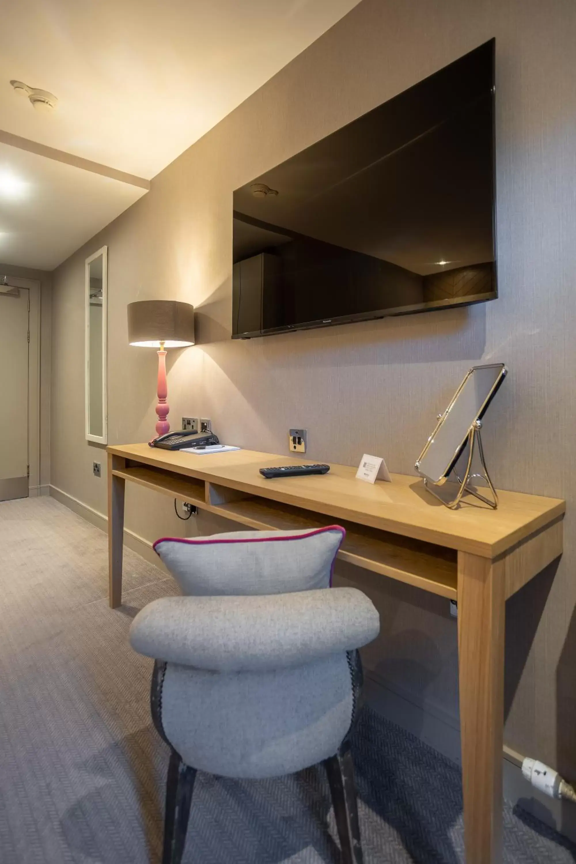 Bedroom, Kitchen/Kitchenette in Murrayfield Hotel