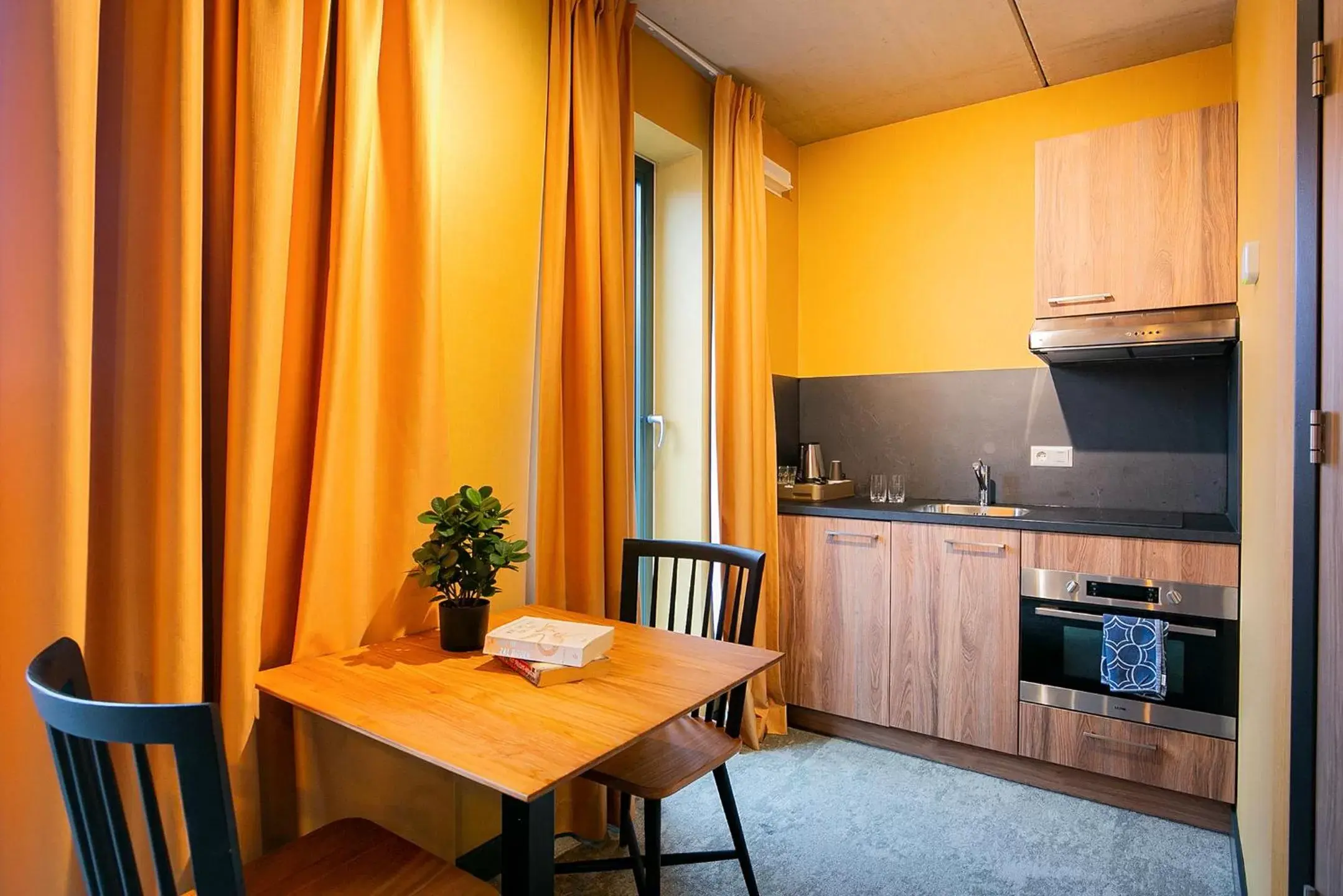 Balcony/Terrace, Kitchen/Kitchenette in Hotel Marktstad