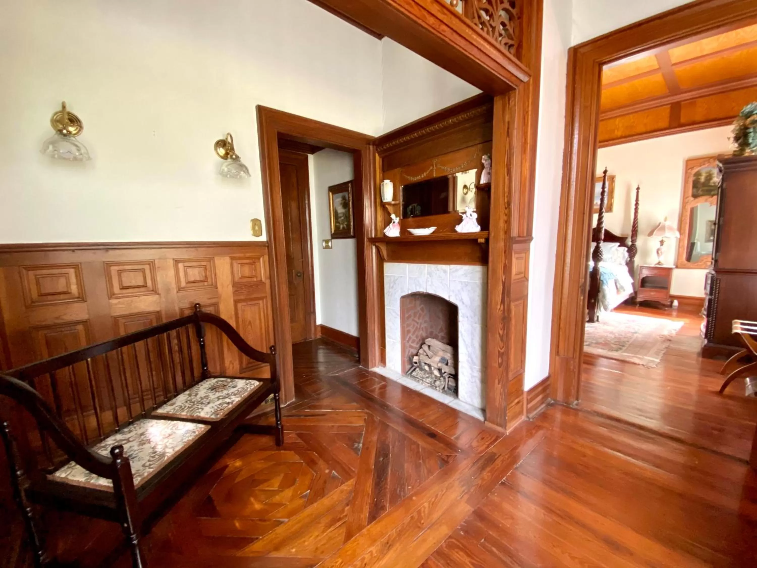 Bathroom, Seating Area in Hogan House Bed and Breakfast at Rose Hill