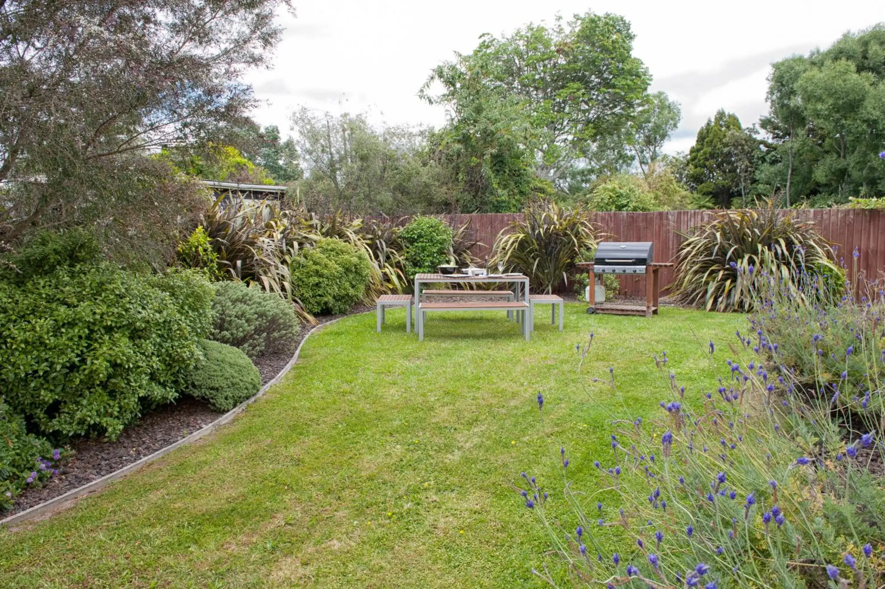 BBQ facilities, Garden in Bella Vista Motel Rotorua