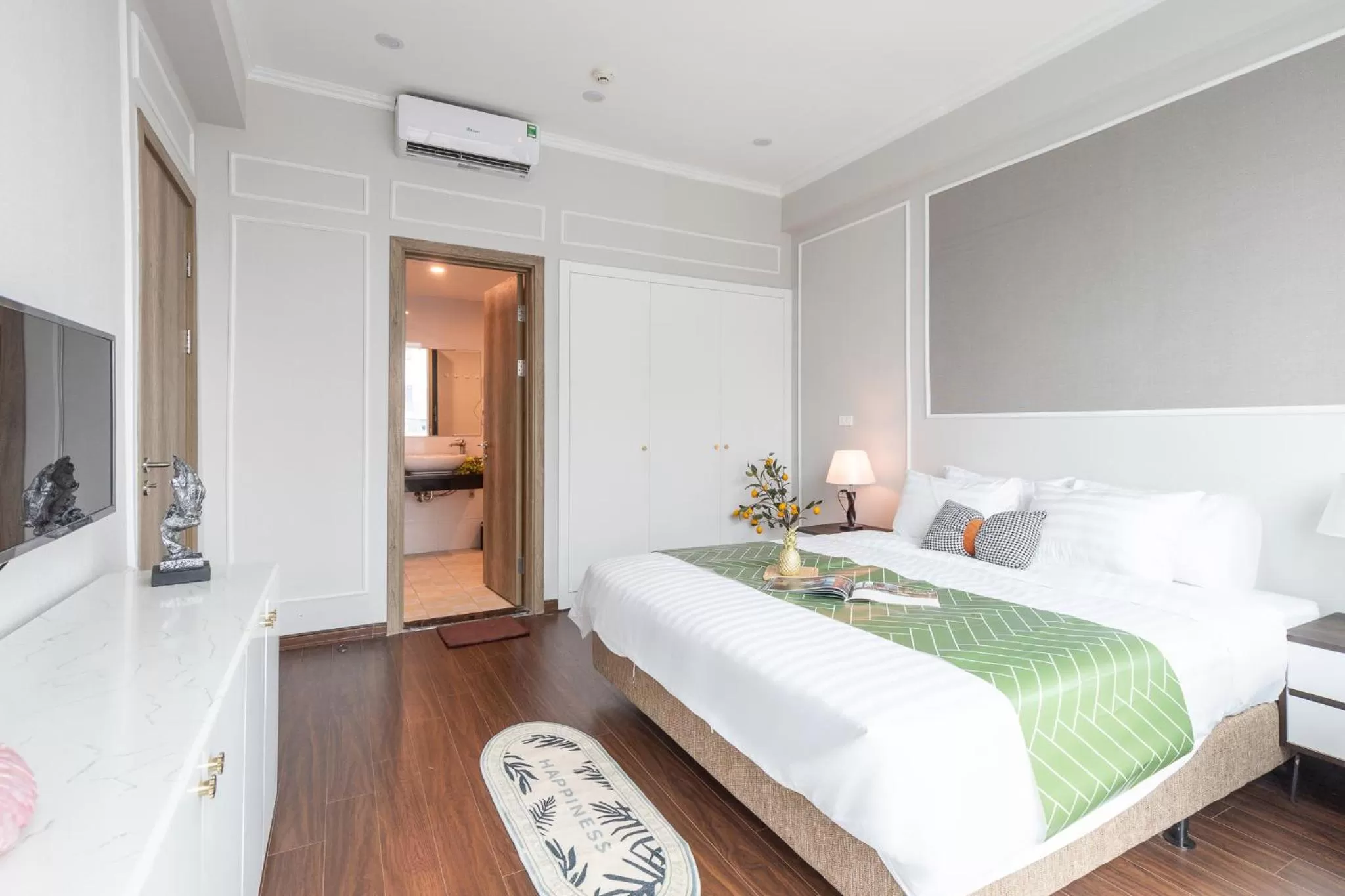 Bed in Ivy Hotel & Apartment