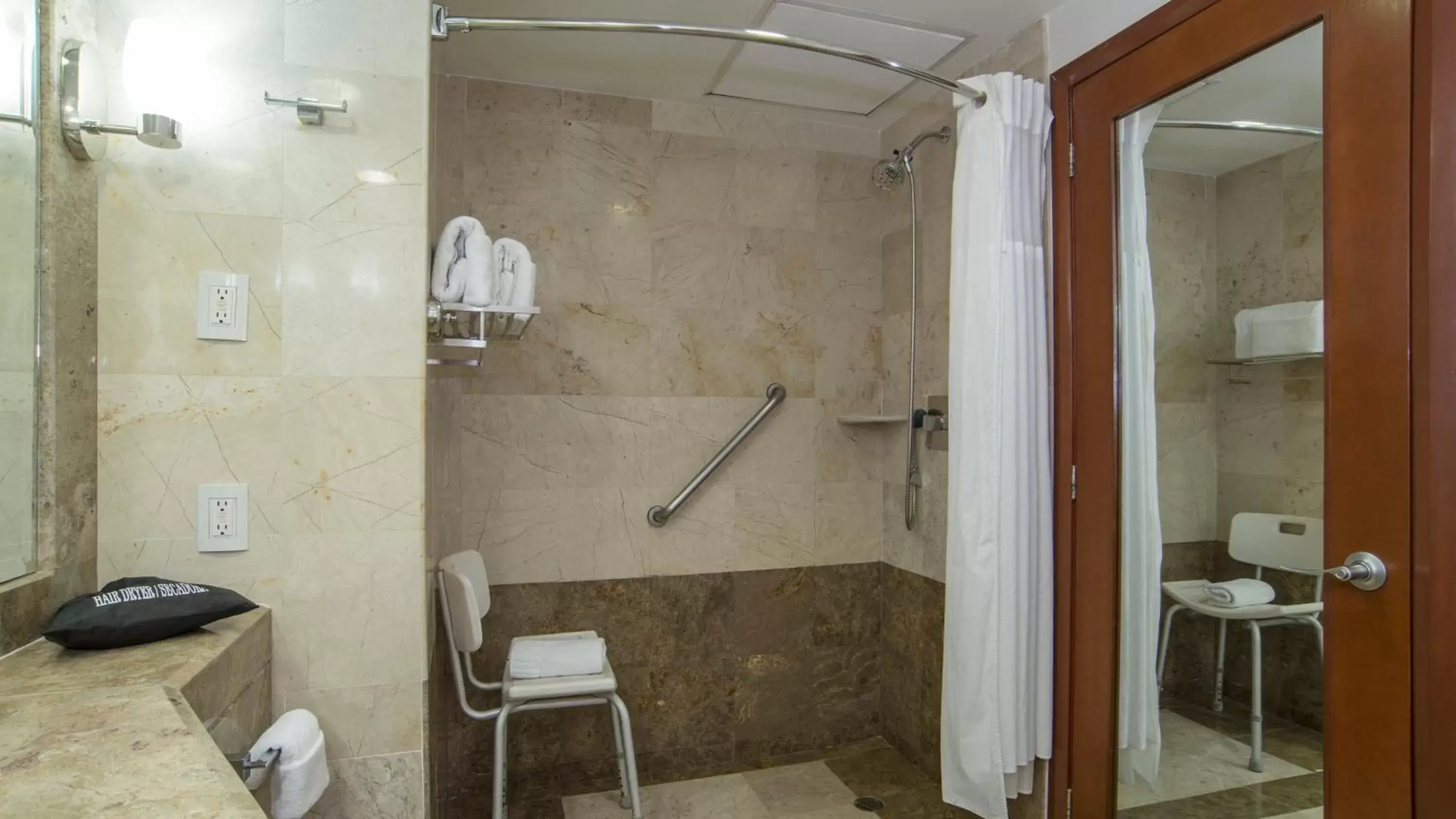 Bathroom in Holiday Inn Tuxtla Gutierrez, an IHG Hotel