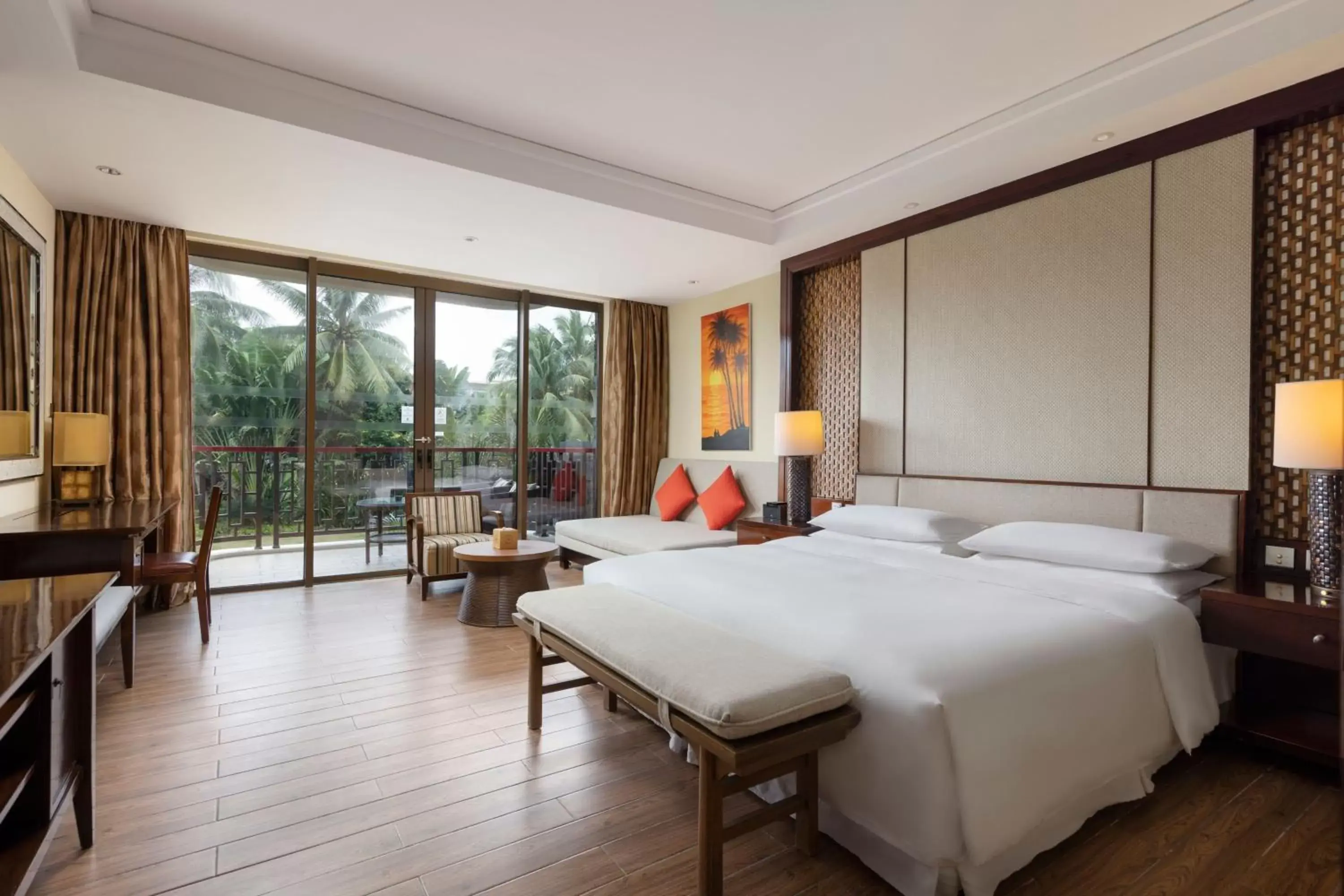 Photo of the whole room, Bed in Sheraton Shenzhou Peninsula Resort