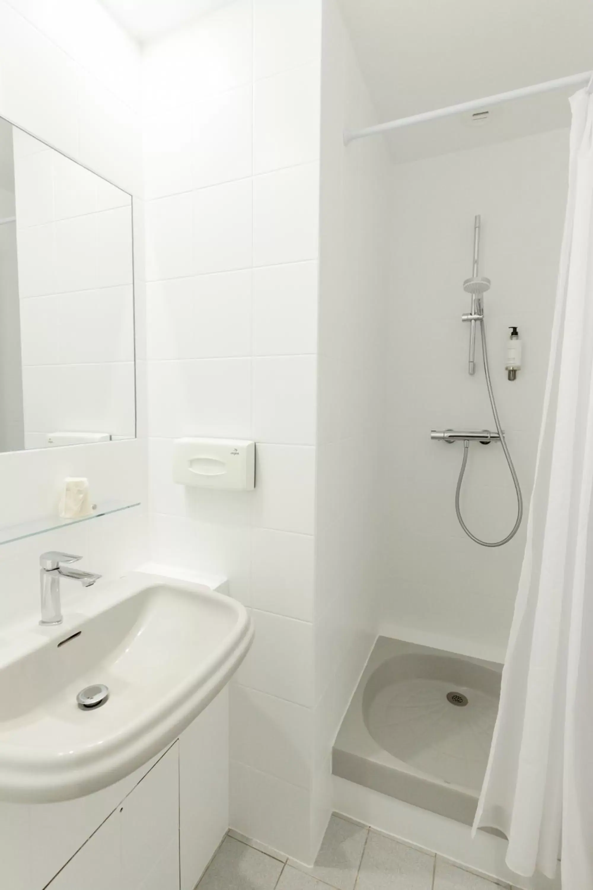 Shower, Bathroom in Hôtel Porte Mars Reims Gare centre