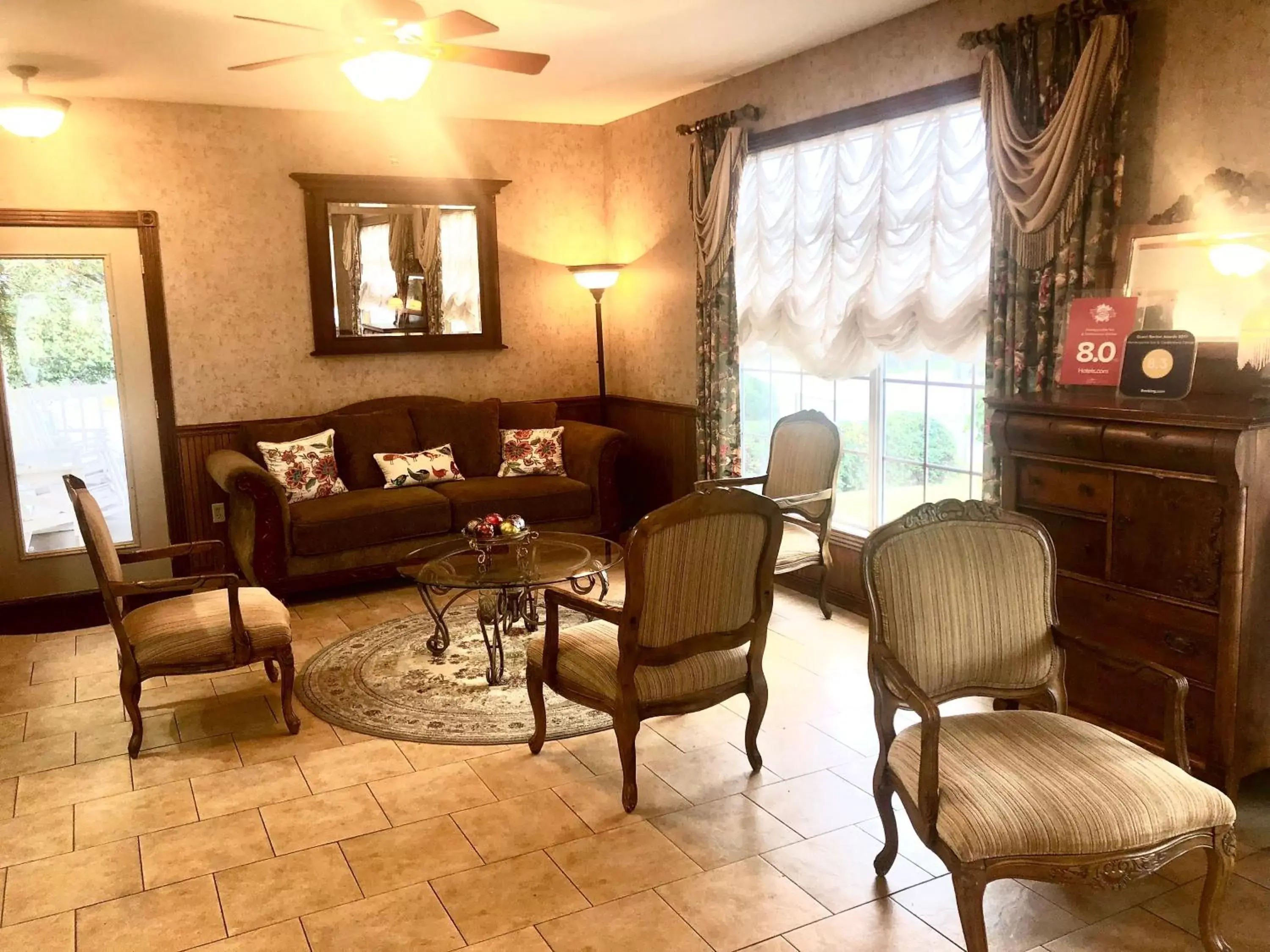 Lobby or reception, Seating Area in Honeysuckle Inn & Conference Center