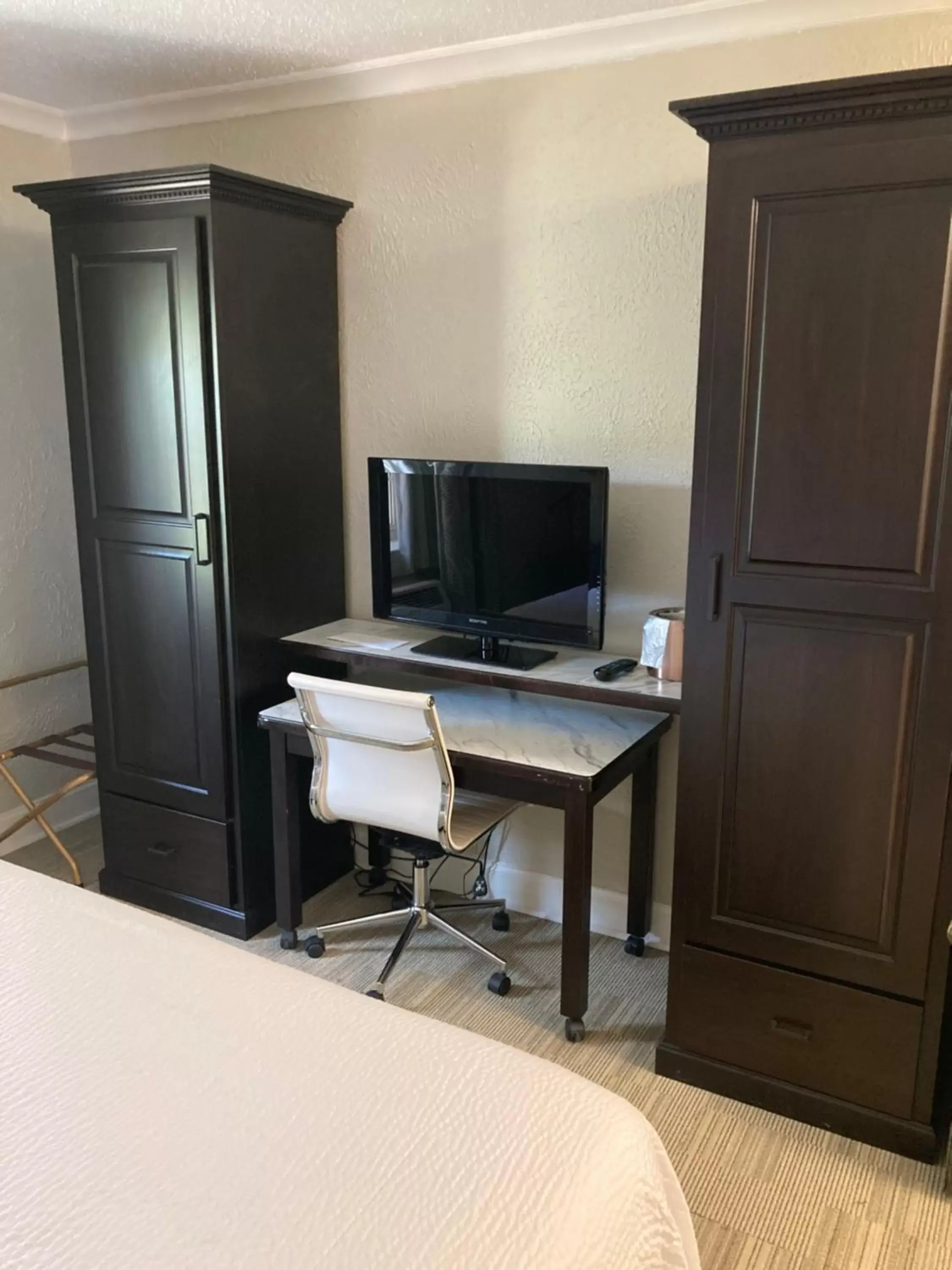 Standard King Room in The Aurora Inn Hotel and Event Center Standard King Room in The Aurora Inn Hotel and Event Center