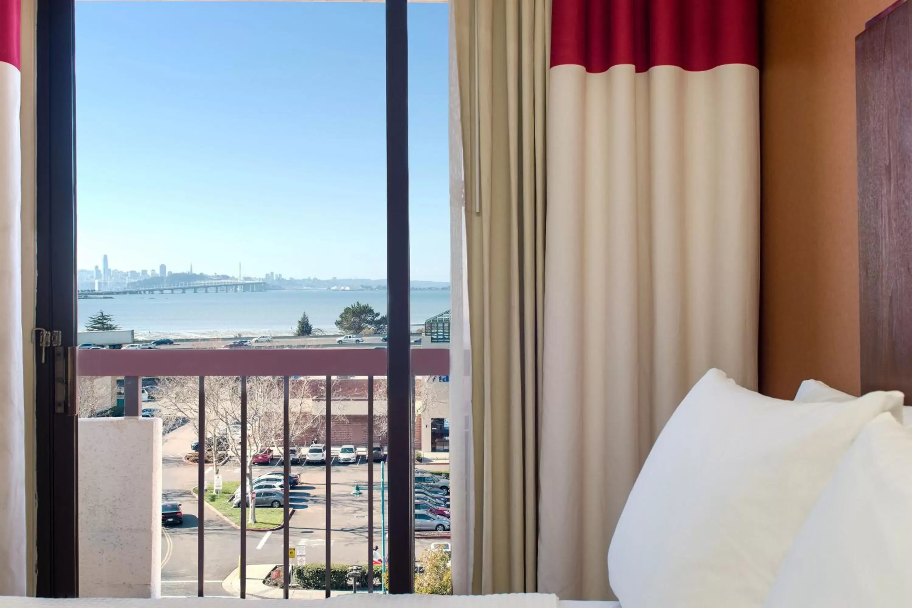 Photo of the whole room in Four Points by Sheraton - San Francisco Bay Bridge