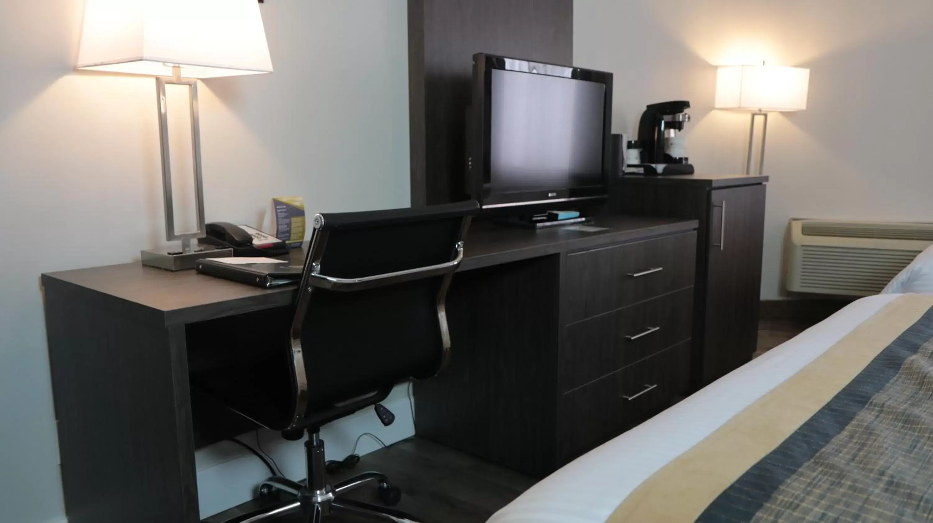 Photo of the whole room, TV/Entertainment Center in Best Western Laval-Montreal & Conference Centre