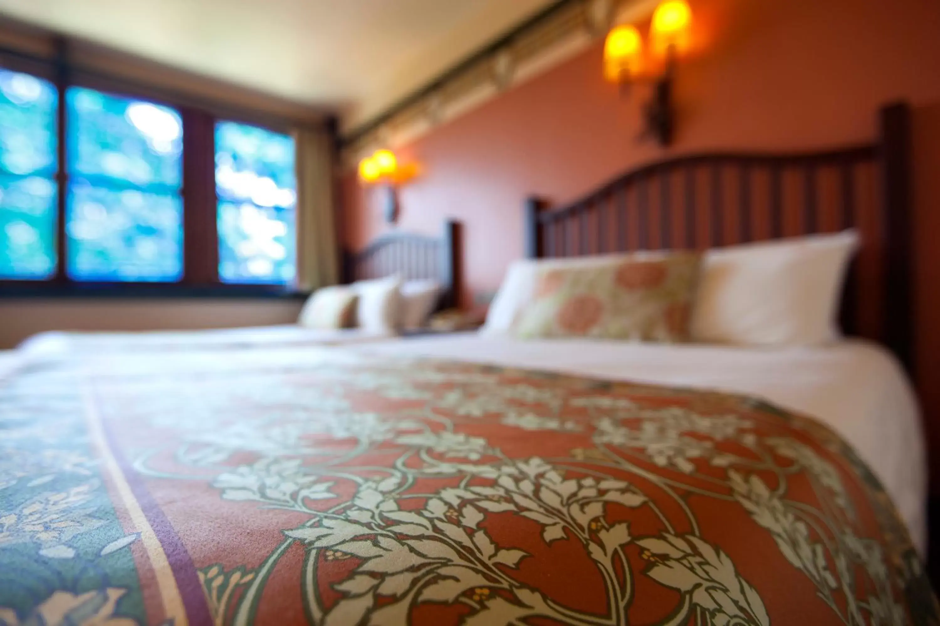 Bedroom, Bed in Disney Sequoia Lodge