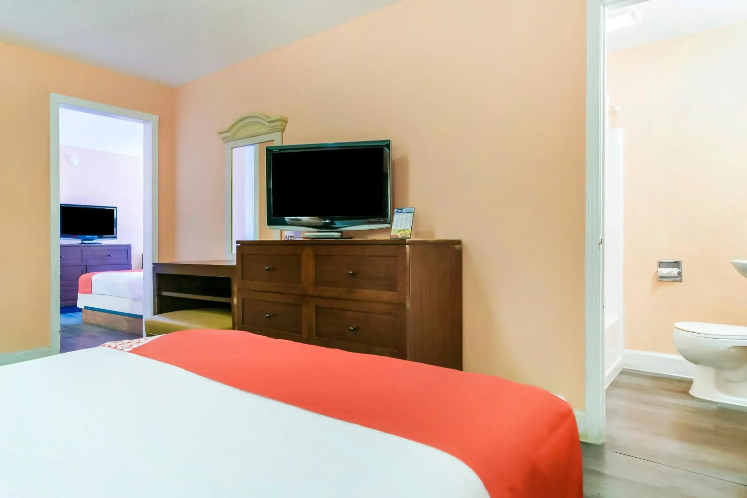 Bedroom, TV/Entertainment Center in OYO Hotel Myrtle Beach Kings Hwy
