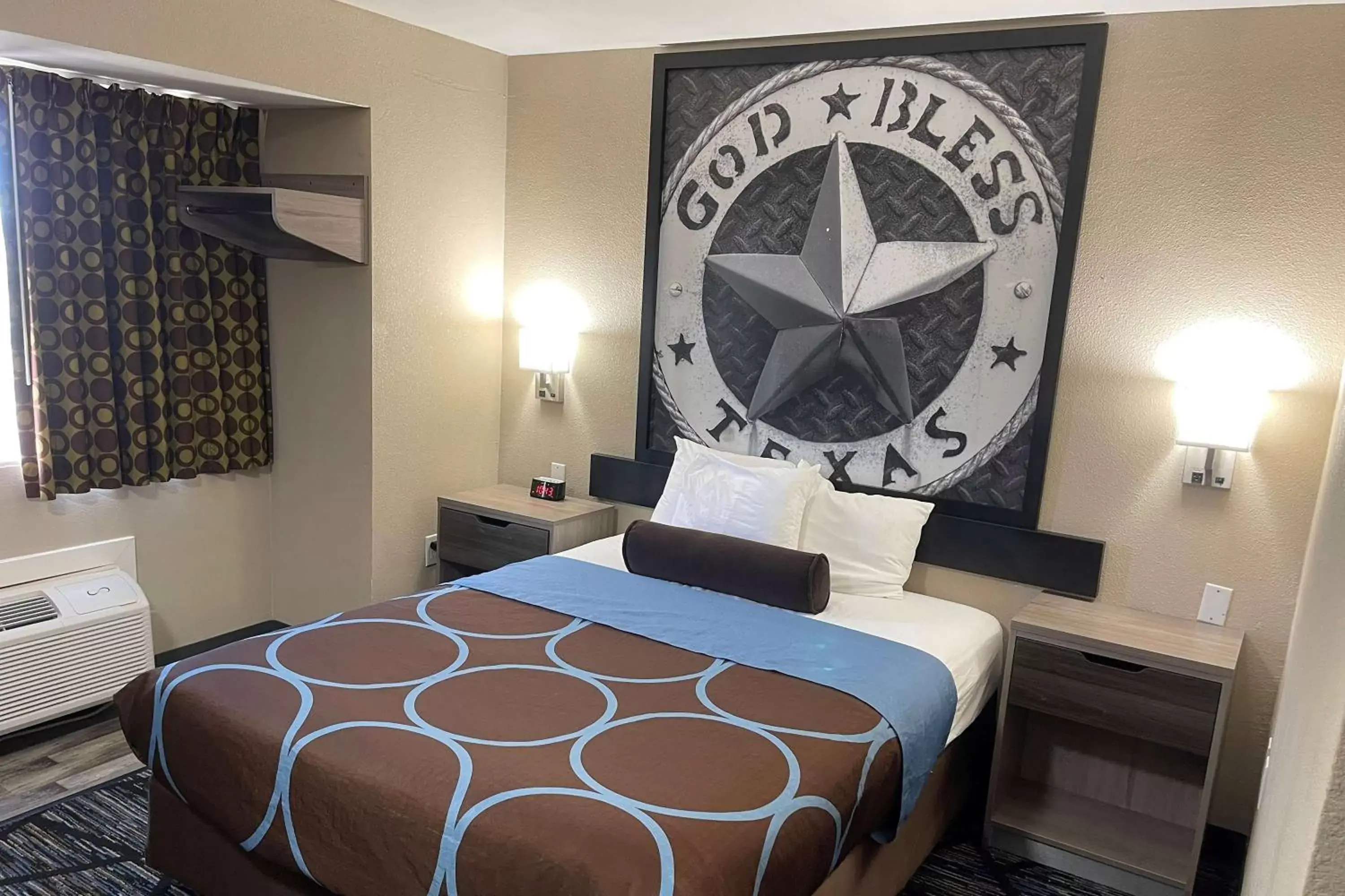 Photo of the whole room, Bed in Super 8 by Wyndham San Antonio Downtown NE