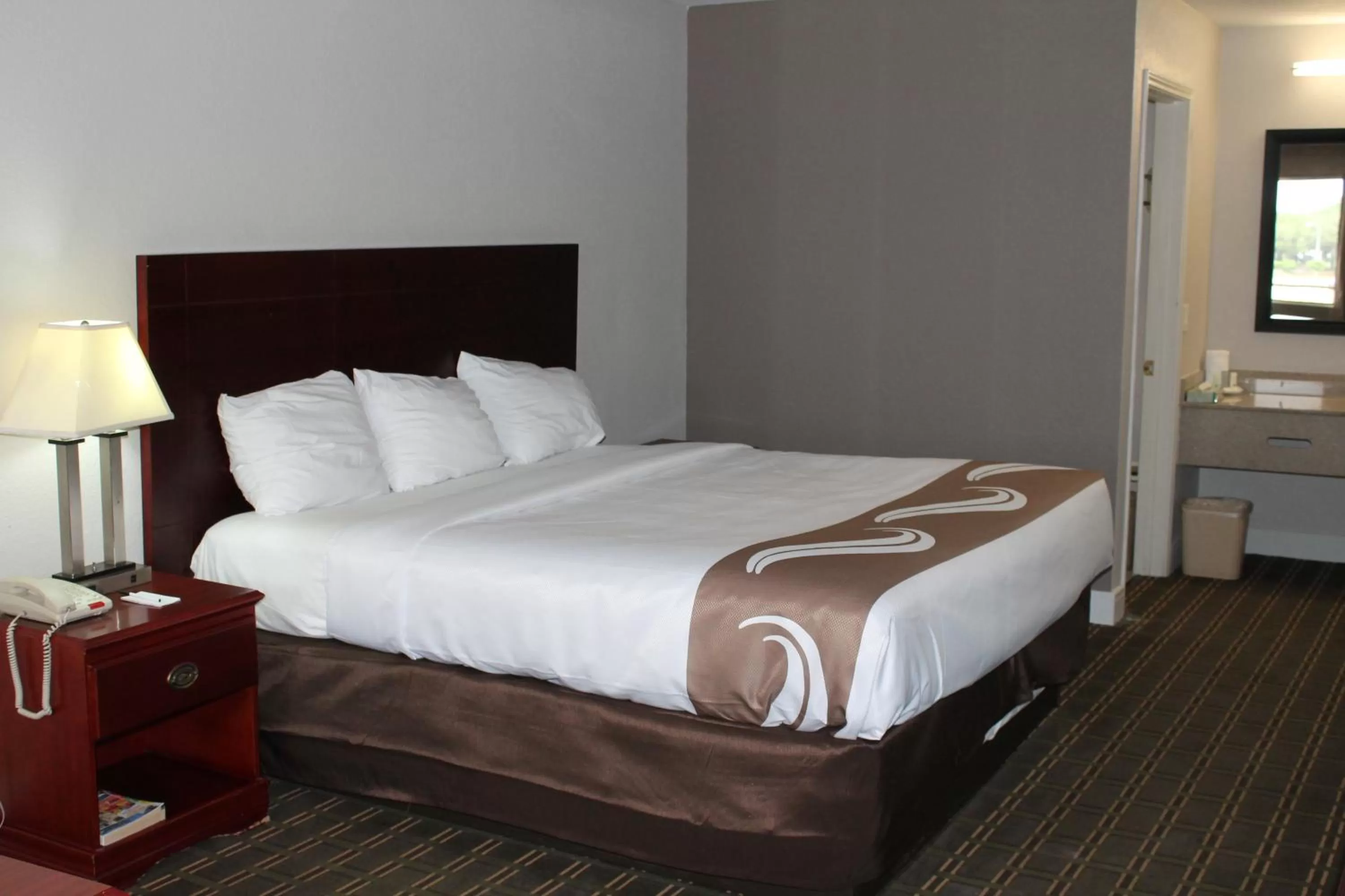 Bed in Quality Inn & Suites Port Arthur - Nederland