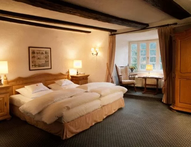 Photo of the whole room, Bed in Hotel und Restaurant Burg Schnellenberg