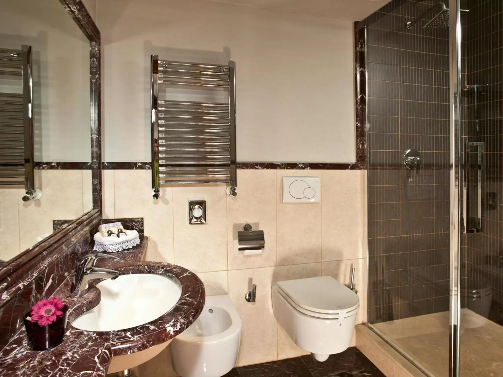 Shower, Bathroom in Albergo Ottocento