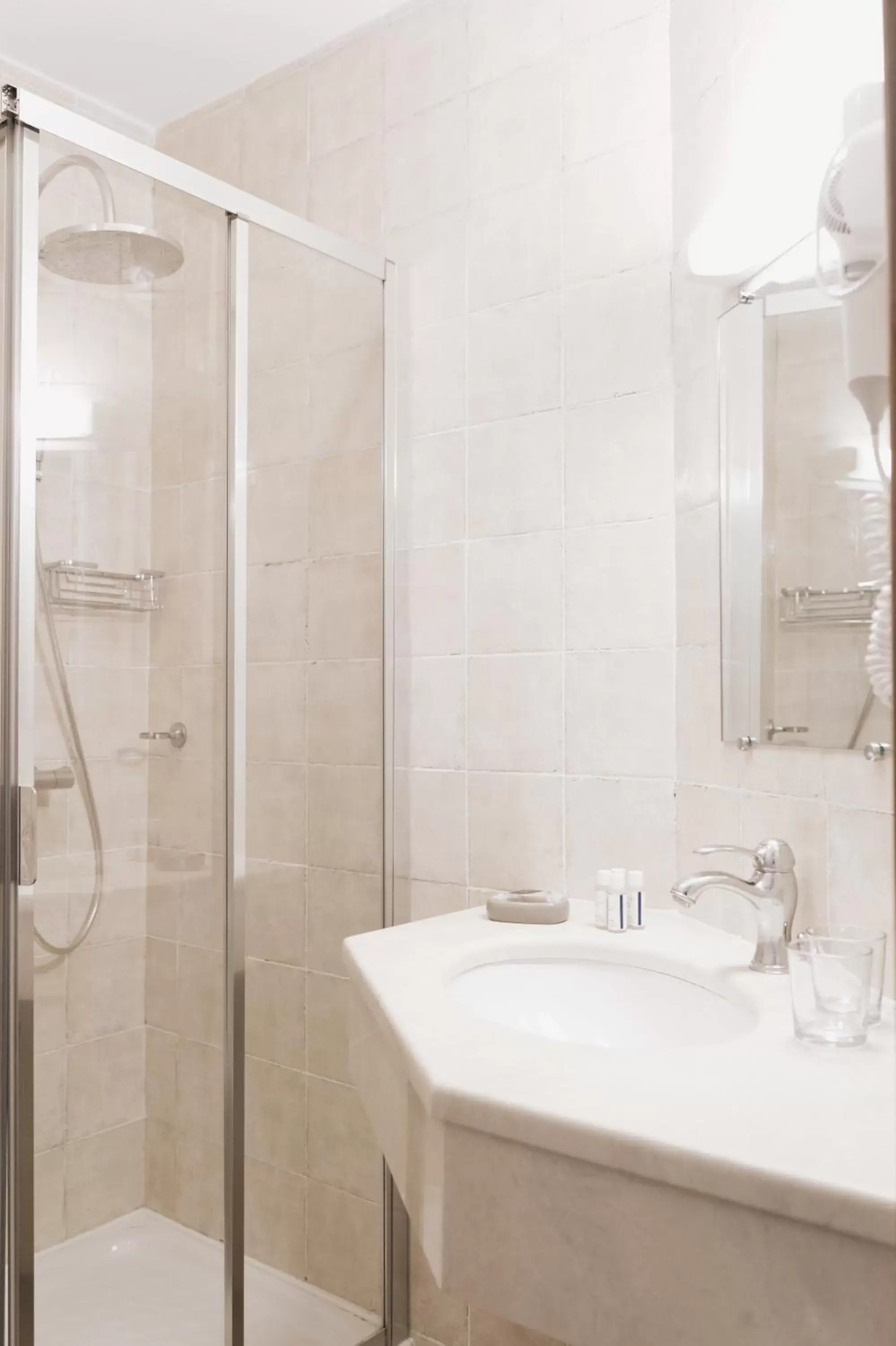 Bathroom in Hôtel la Fête en Provence