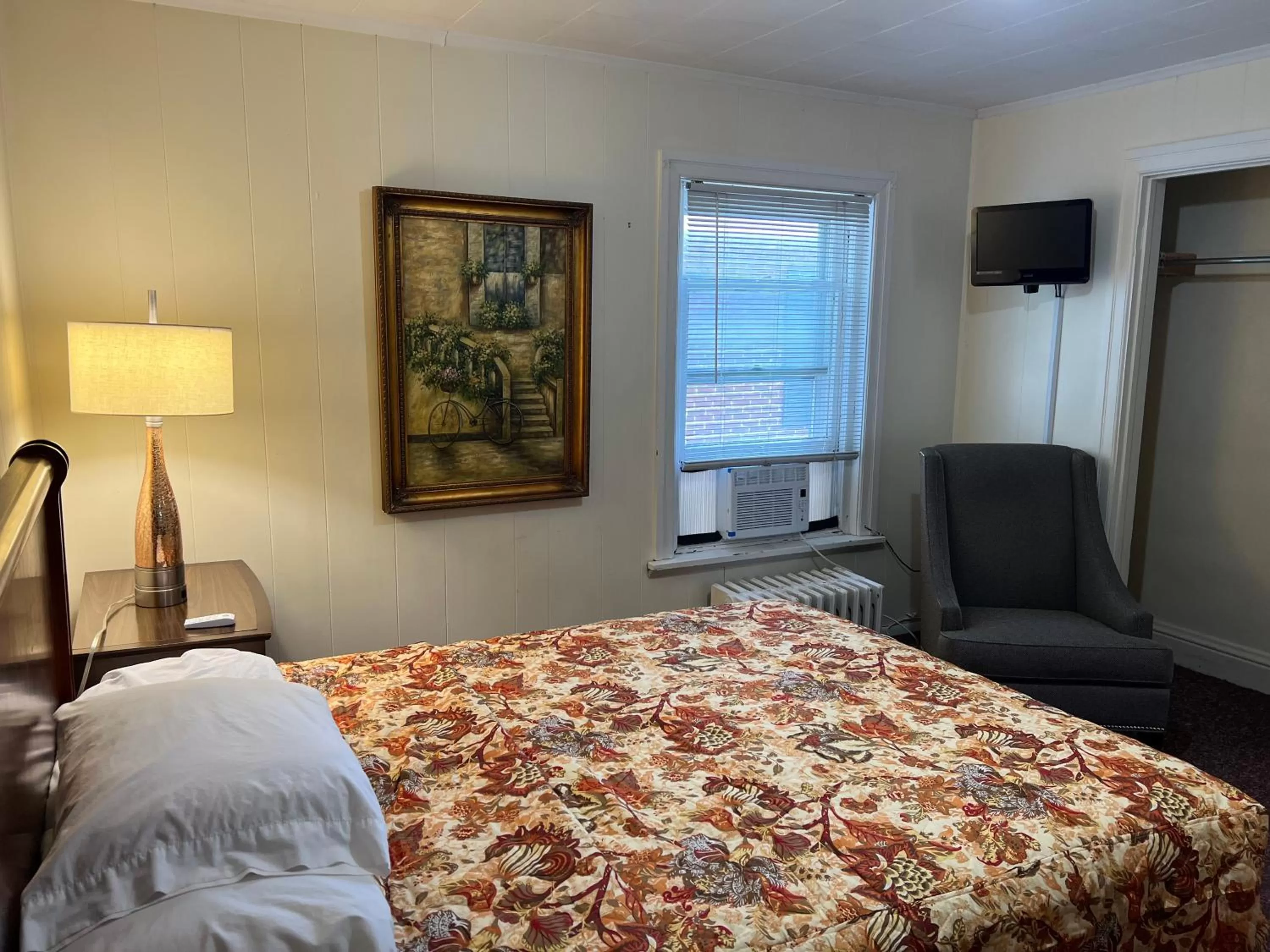 Bedroom, Bed in Simmons Motel and Suites