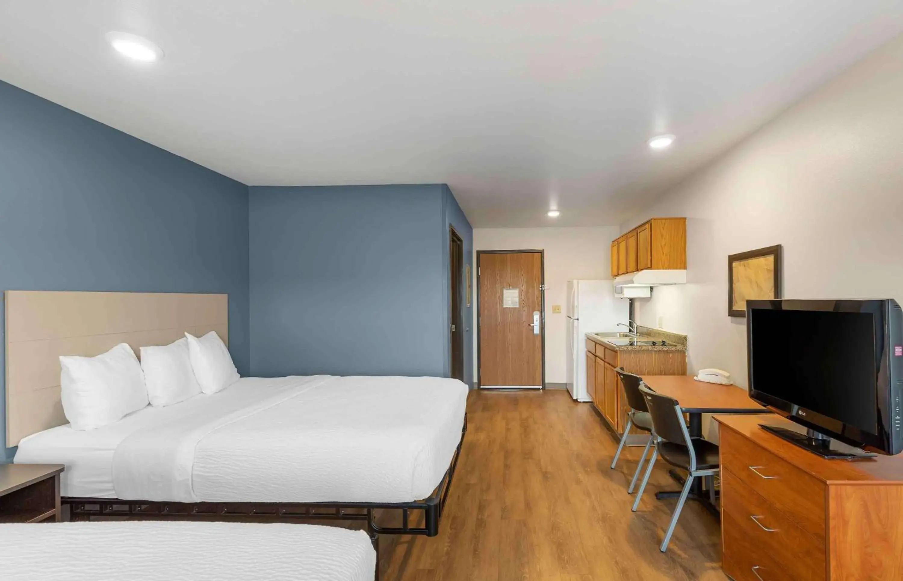 Bedroom, Bed in Extended Stay America Select Suites - Firestone