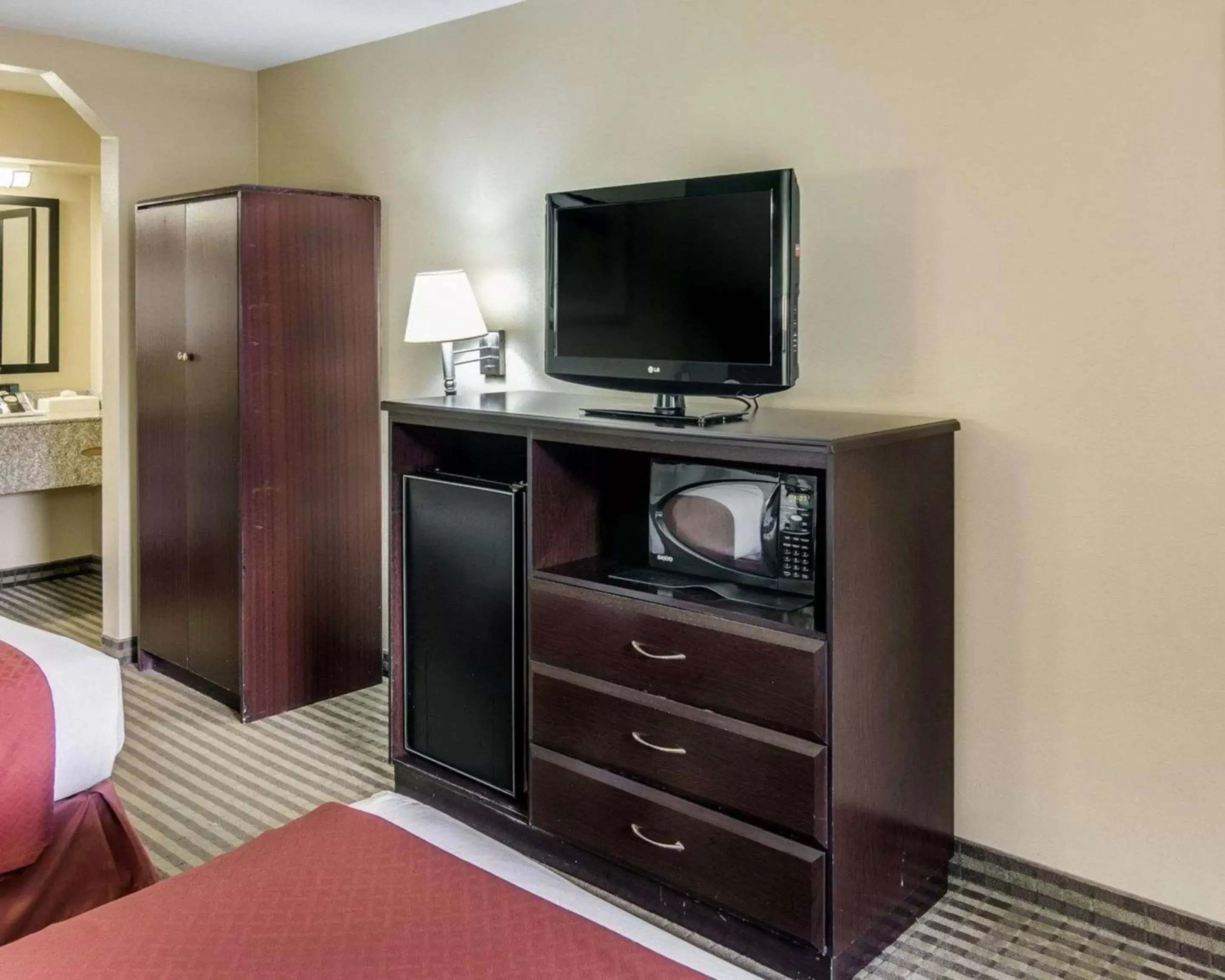 Photo of the whole room, TV/Entertainment Center in Quality Inn Mt. Pleasant