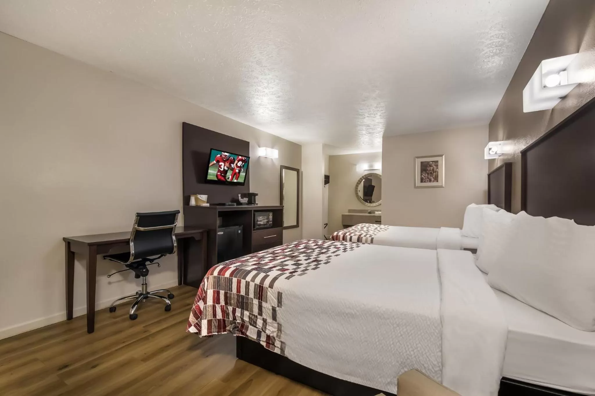 Photo of the whole room, Bed in Red Roof Inn Crossville