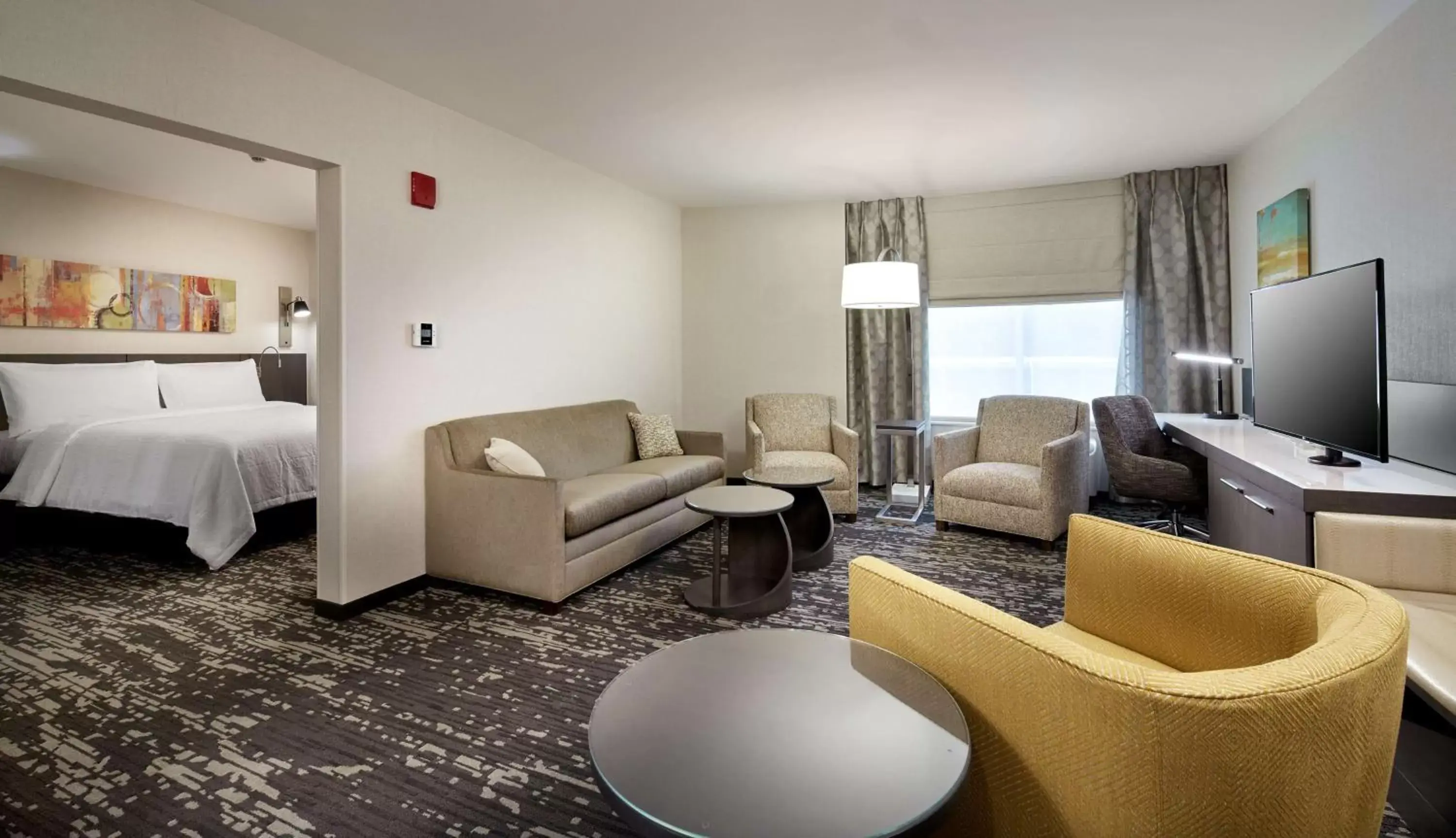 Bedroom, Seating Area in Hilton Garden Inn Roslyn