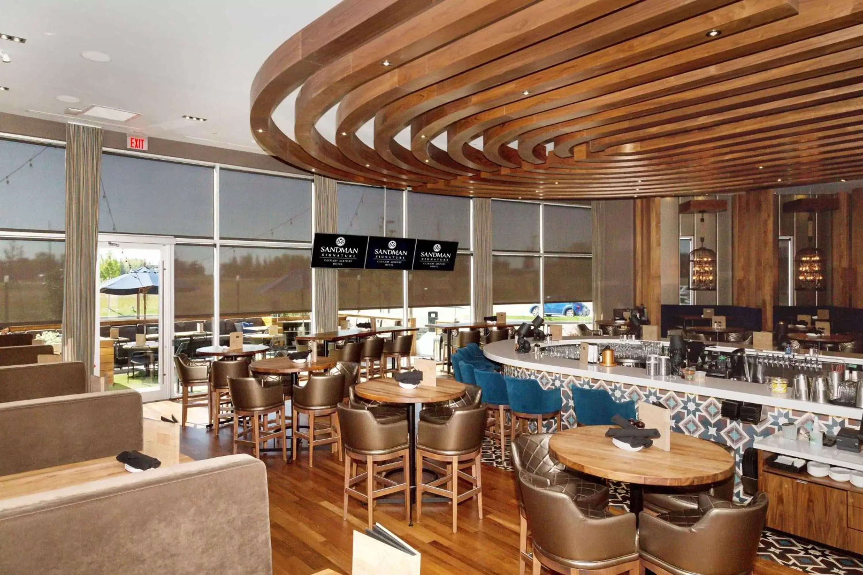 Restaurant/Places to Eat in Sandman Signature Calgary Airport Hotel