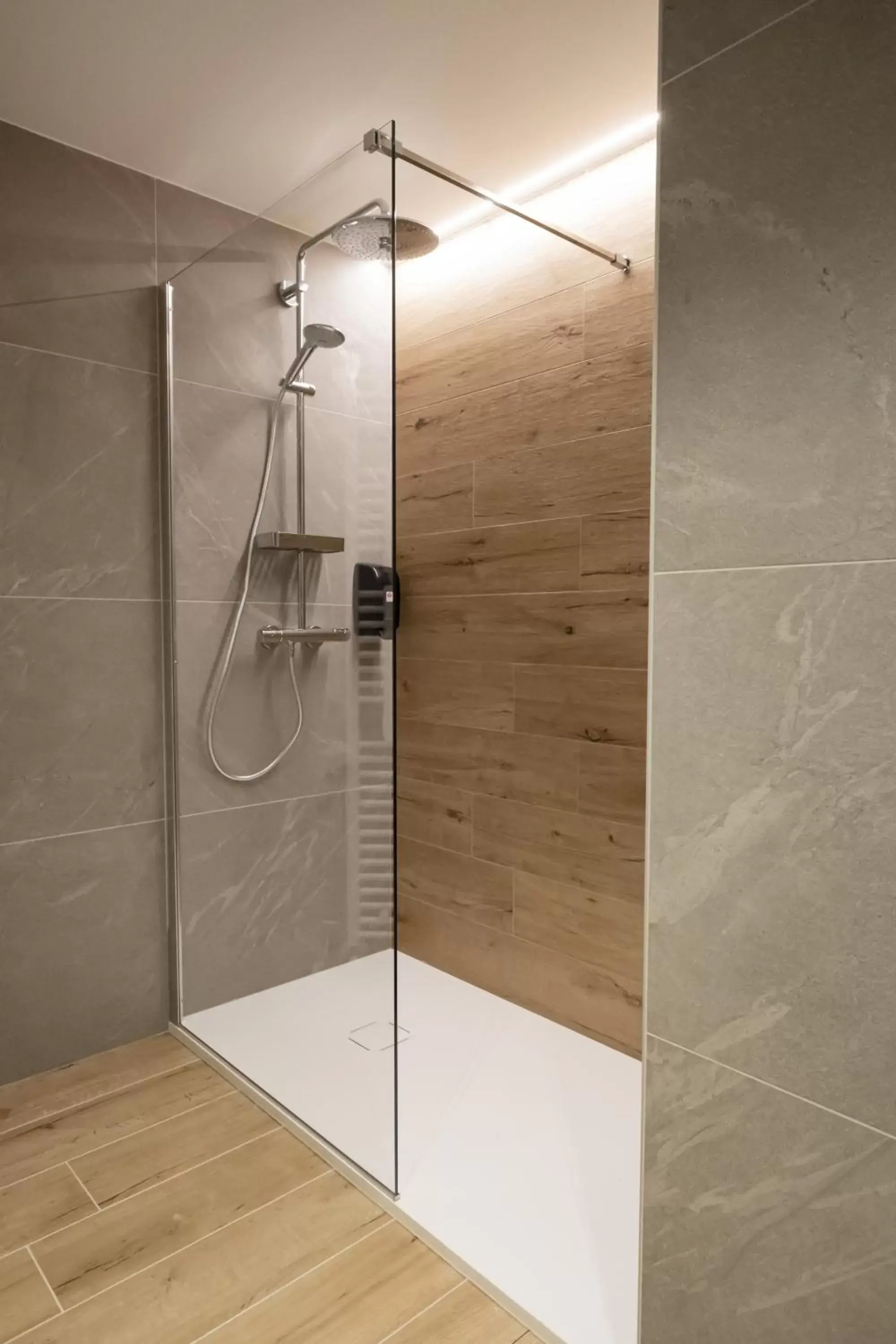 Shower, Bathroom in YUGOGO PELLICO 8 Trento Centro