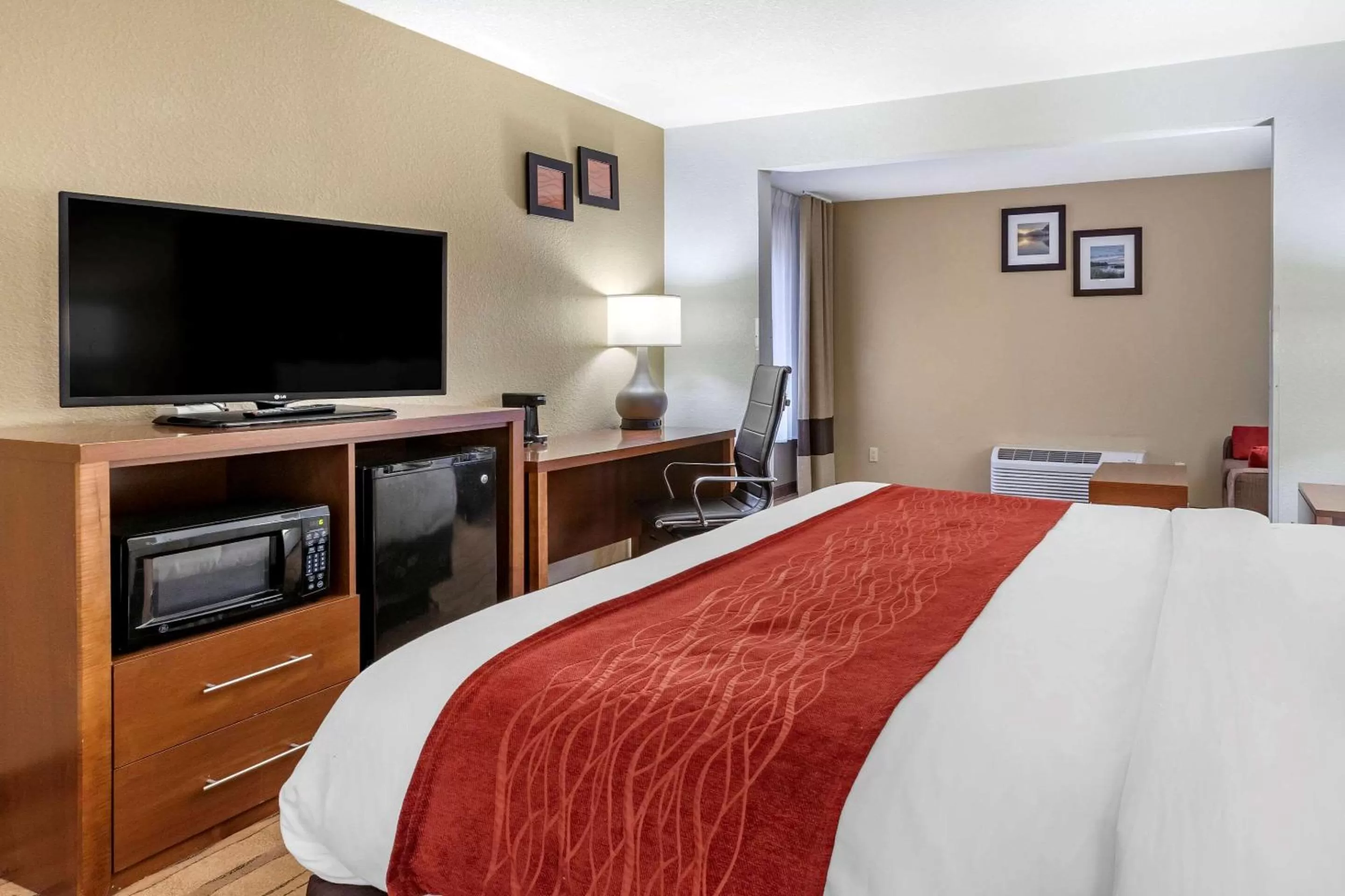 Photo of the whole room, Bed in Comfort Inn & Suites Cedar Rapids North - Collins Road