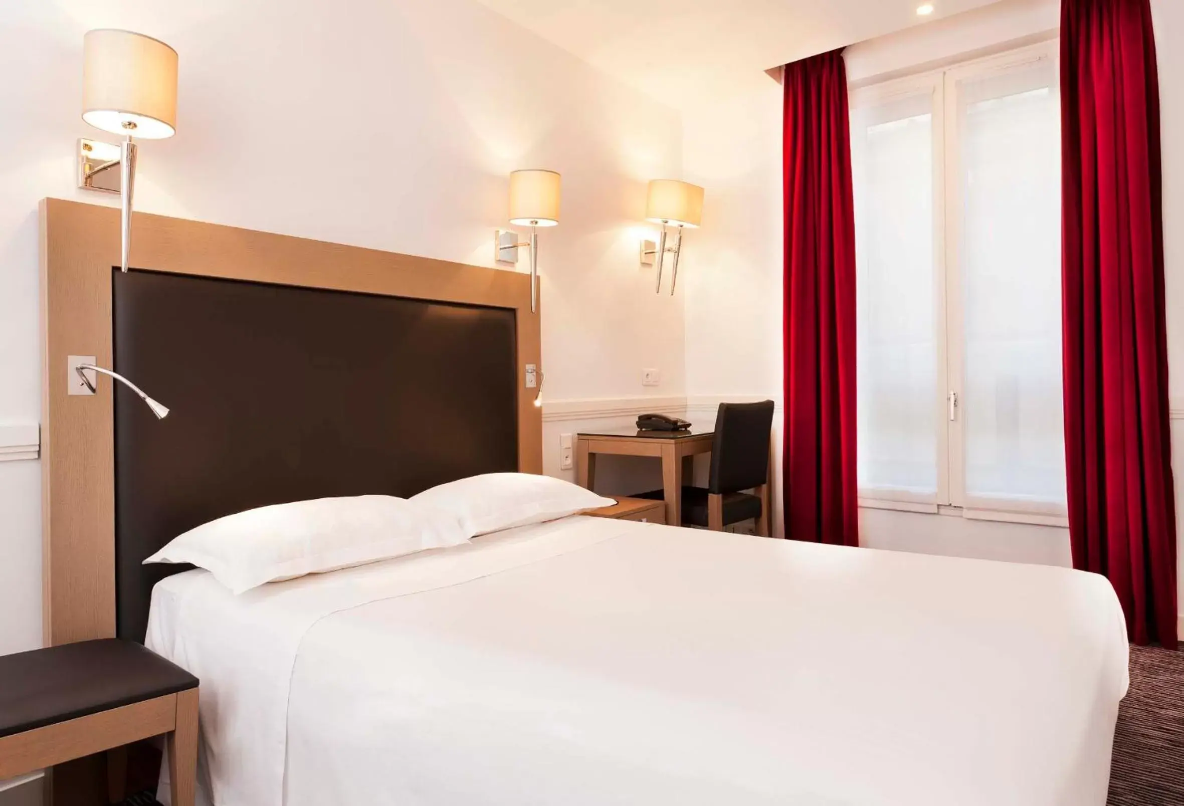 Photo of the whole room, Bed in Hôtel Elysées Flaubert