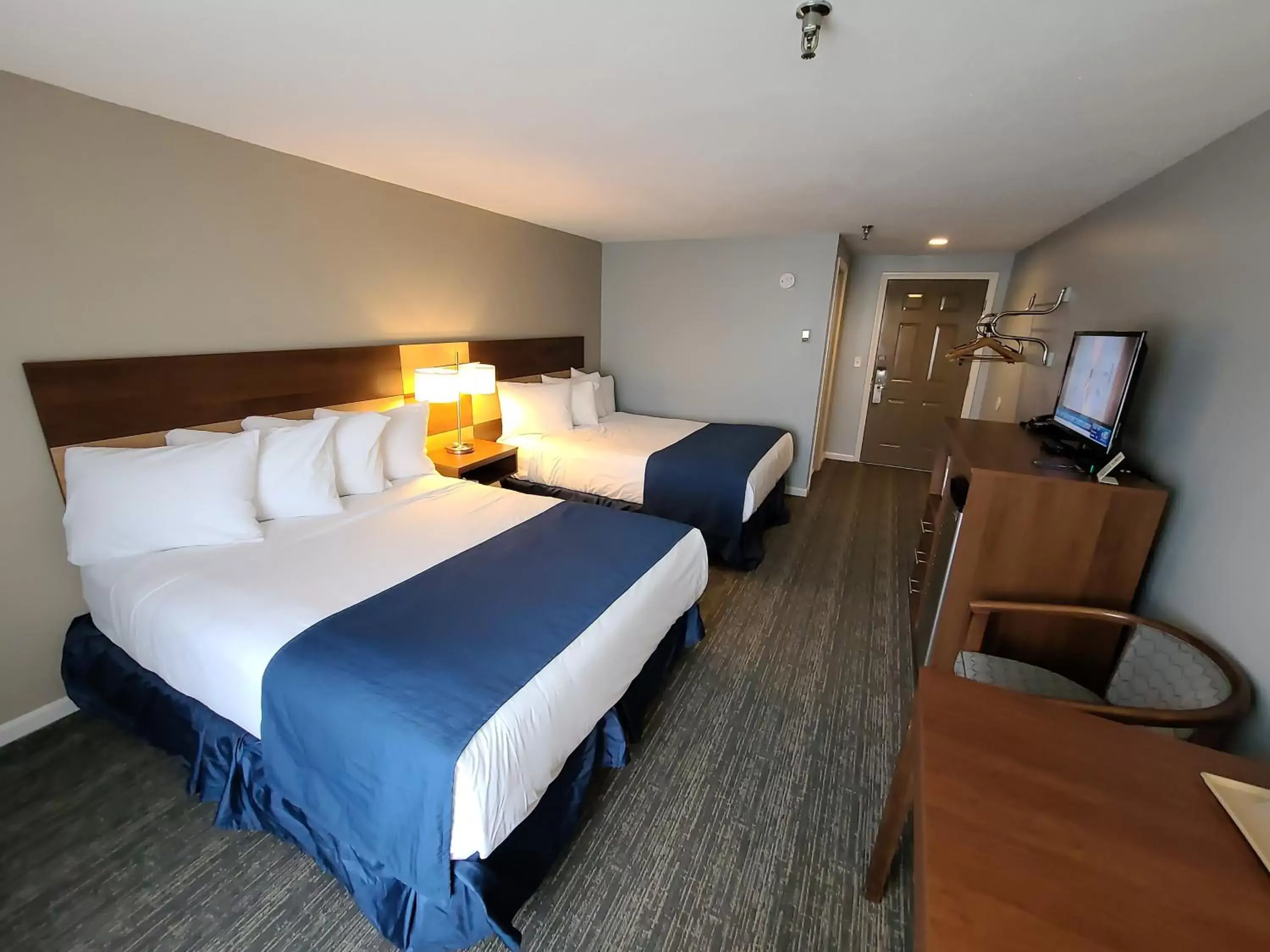Photo of the whole room, Bed in Hampton Village Inn