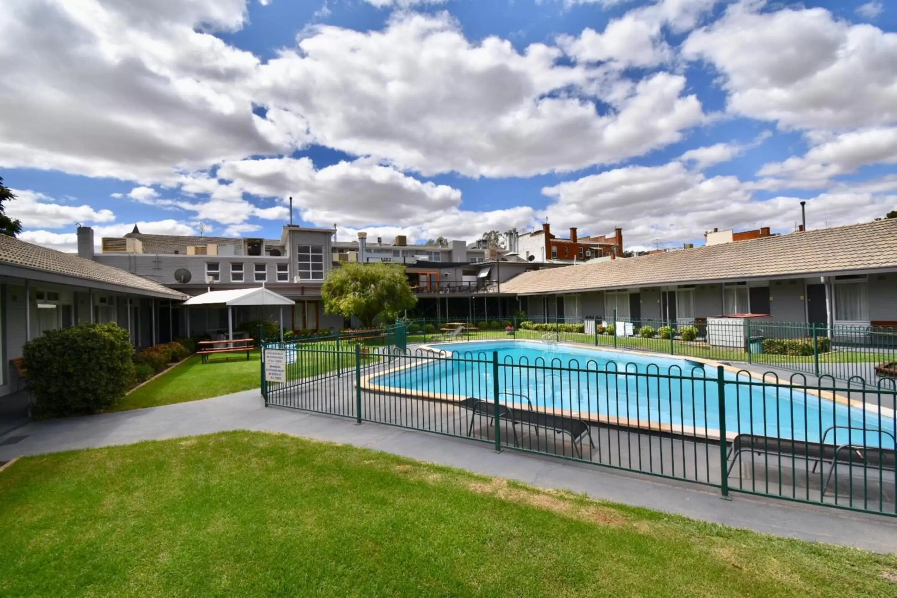 Property building, Swimming Pool in Townhouse Motel Cowra