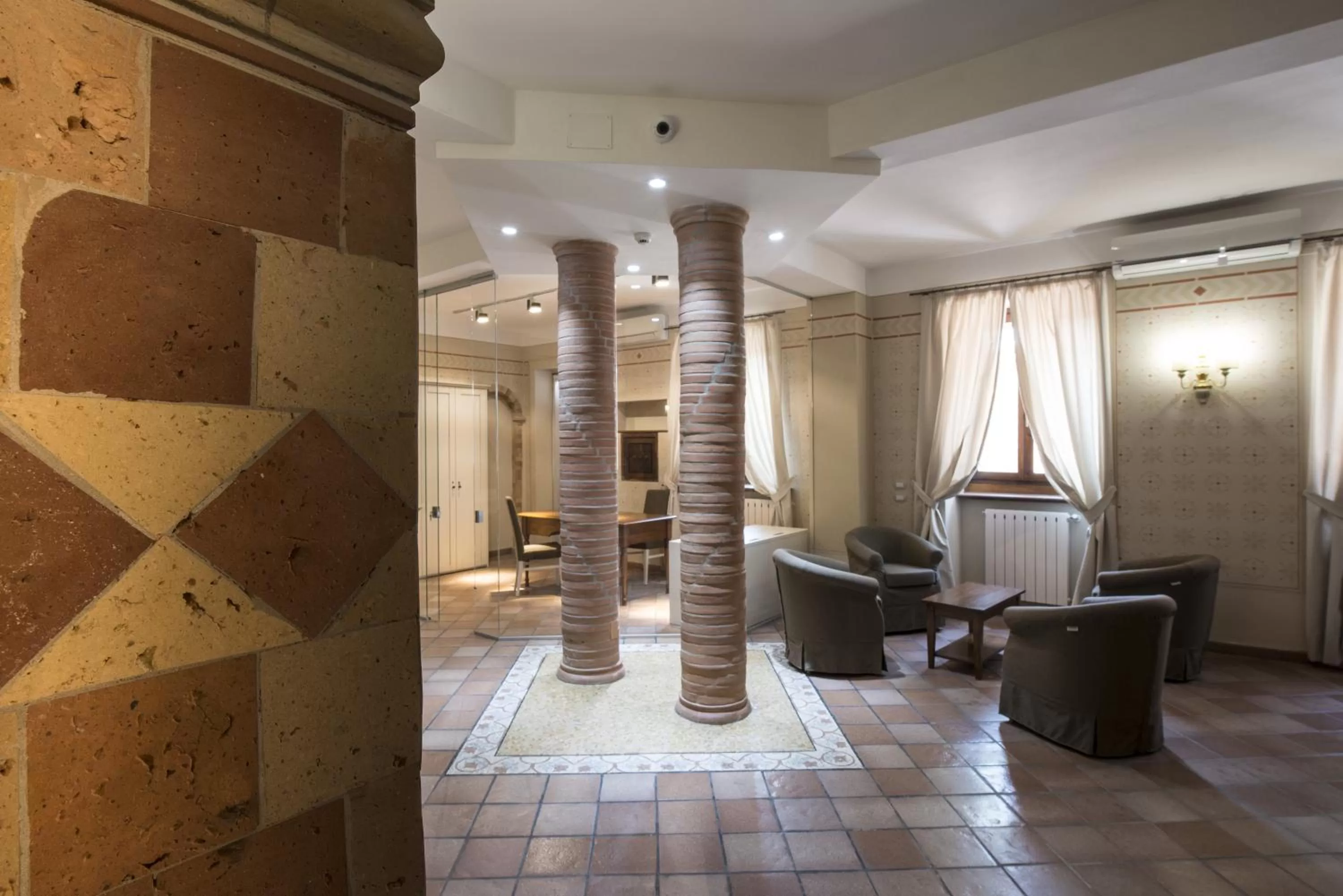 Communal lounge/ TV room in Hotel Sesmones