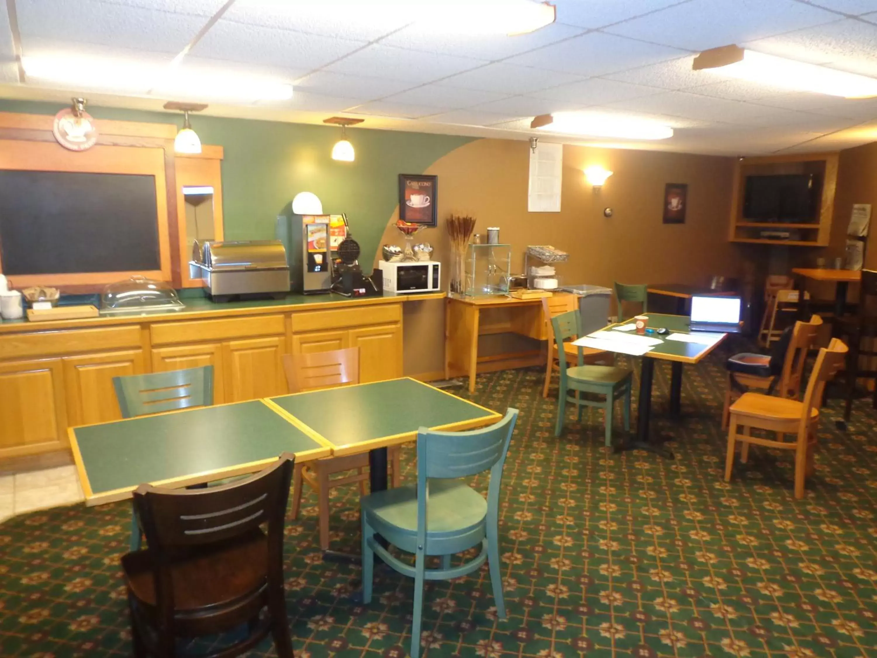 Continental breakfast, Restaurant/Places to Eat in AmericInn by Wyndham Madison SD