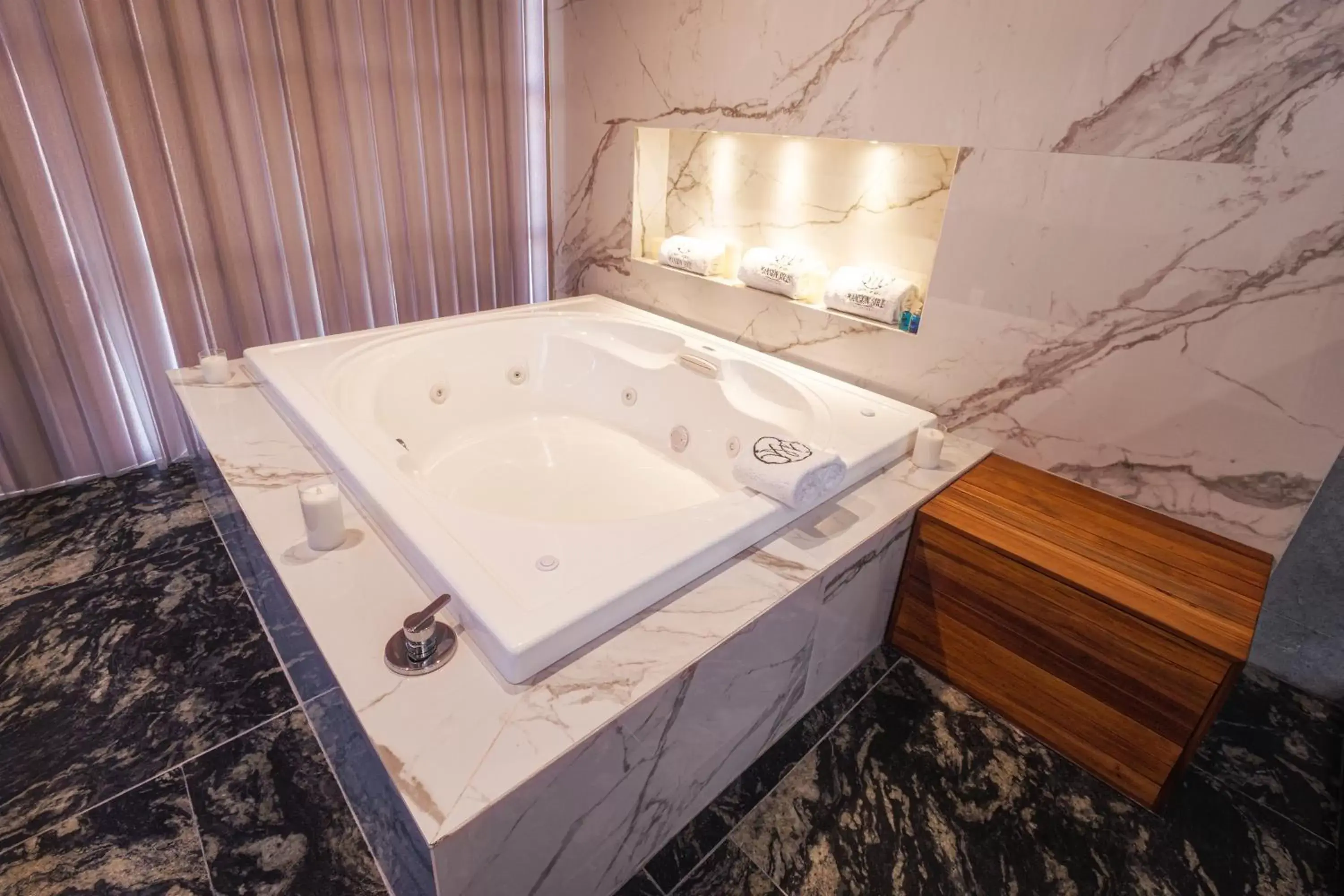 Hot Tub, Bathroom in HOTEL & SPA MANSION SOLIS by HOTSSON