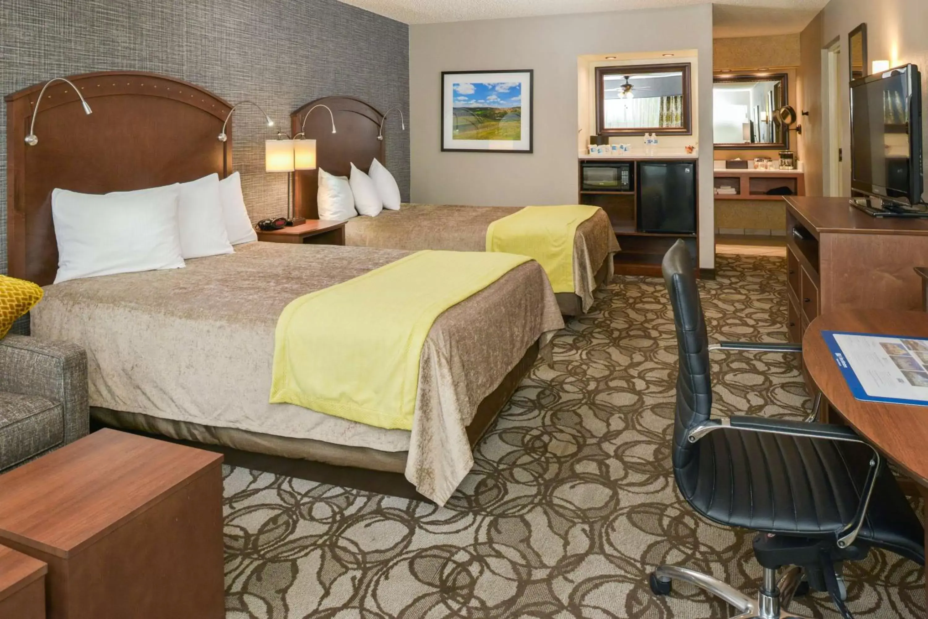 Photo of the whole room, Bed in Best Western Plus Black Oak