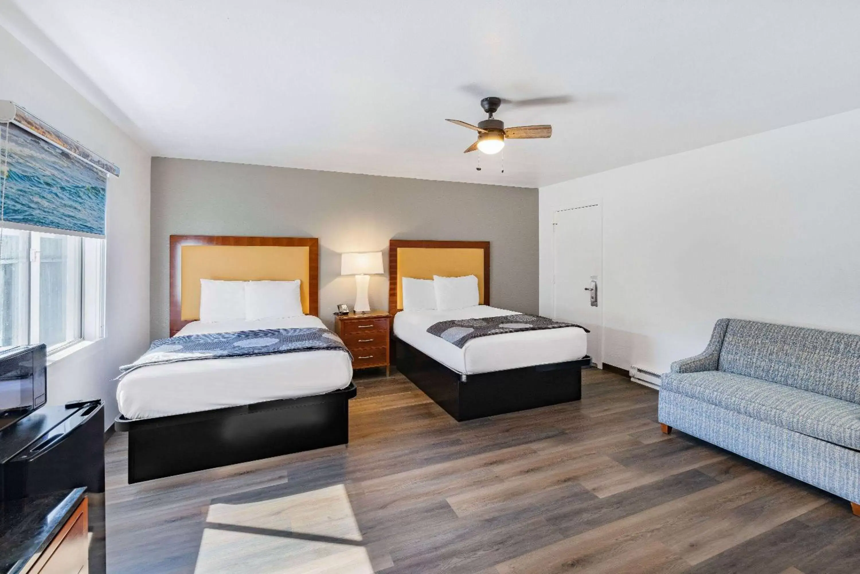 Photo of the whole room, Bed in Oceanside Inn & Suites, a Days Inn by Wyndham