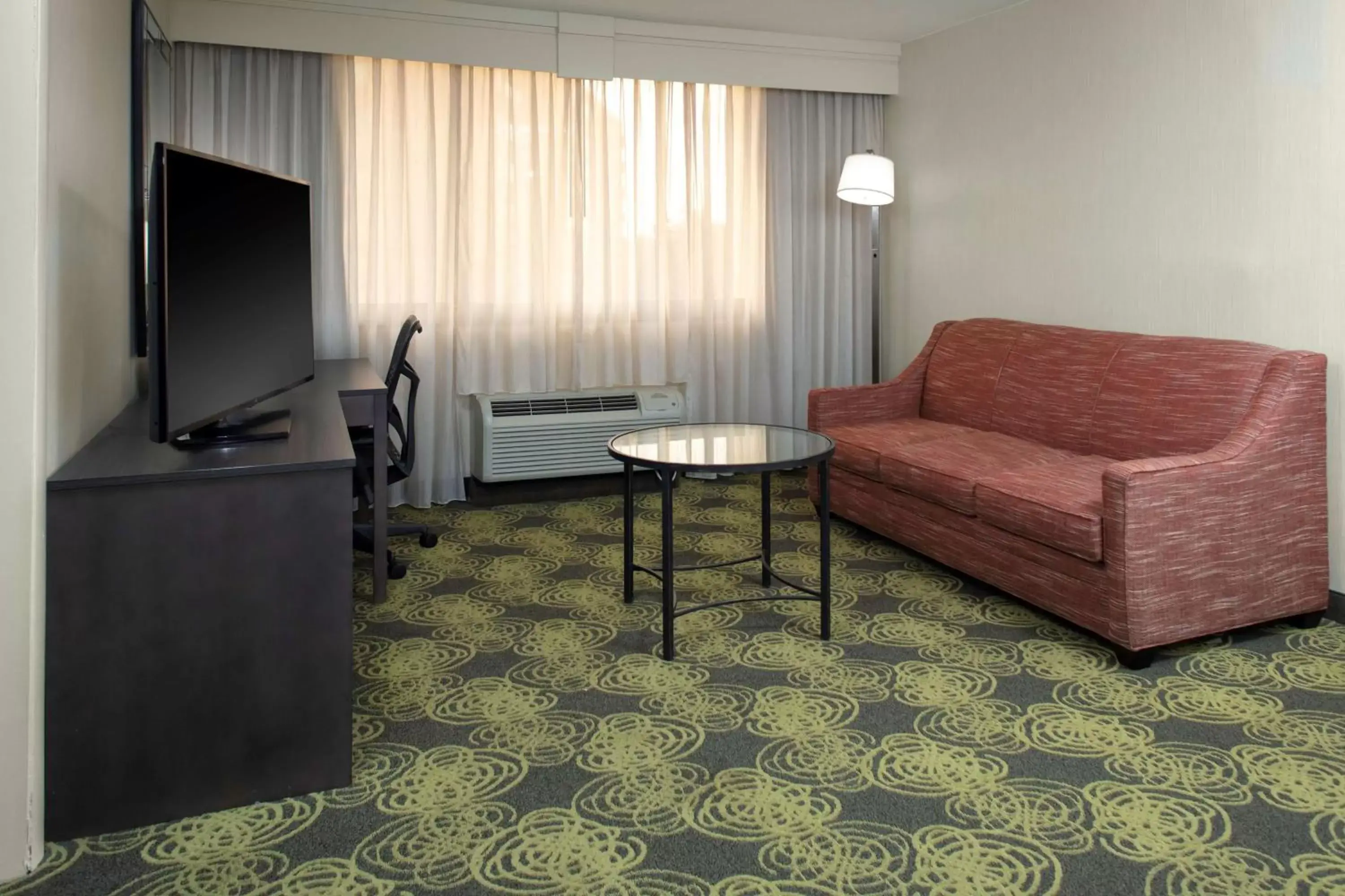 Living room, Seating Area in Hilton Garden Inn Reagan National Airport