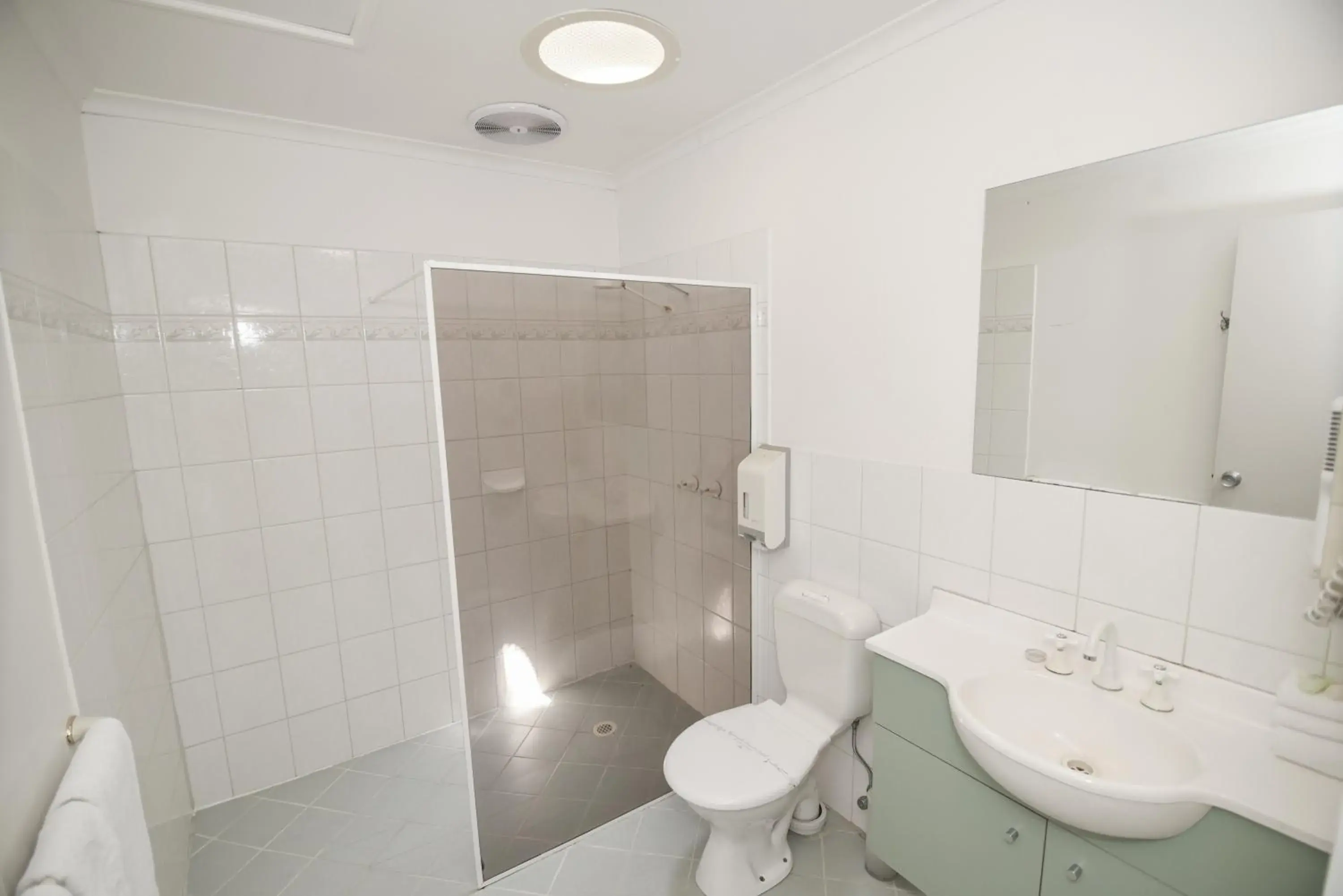 Bathroom in Sandown Heritage Motel