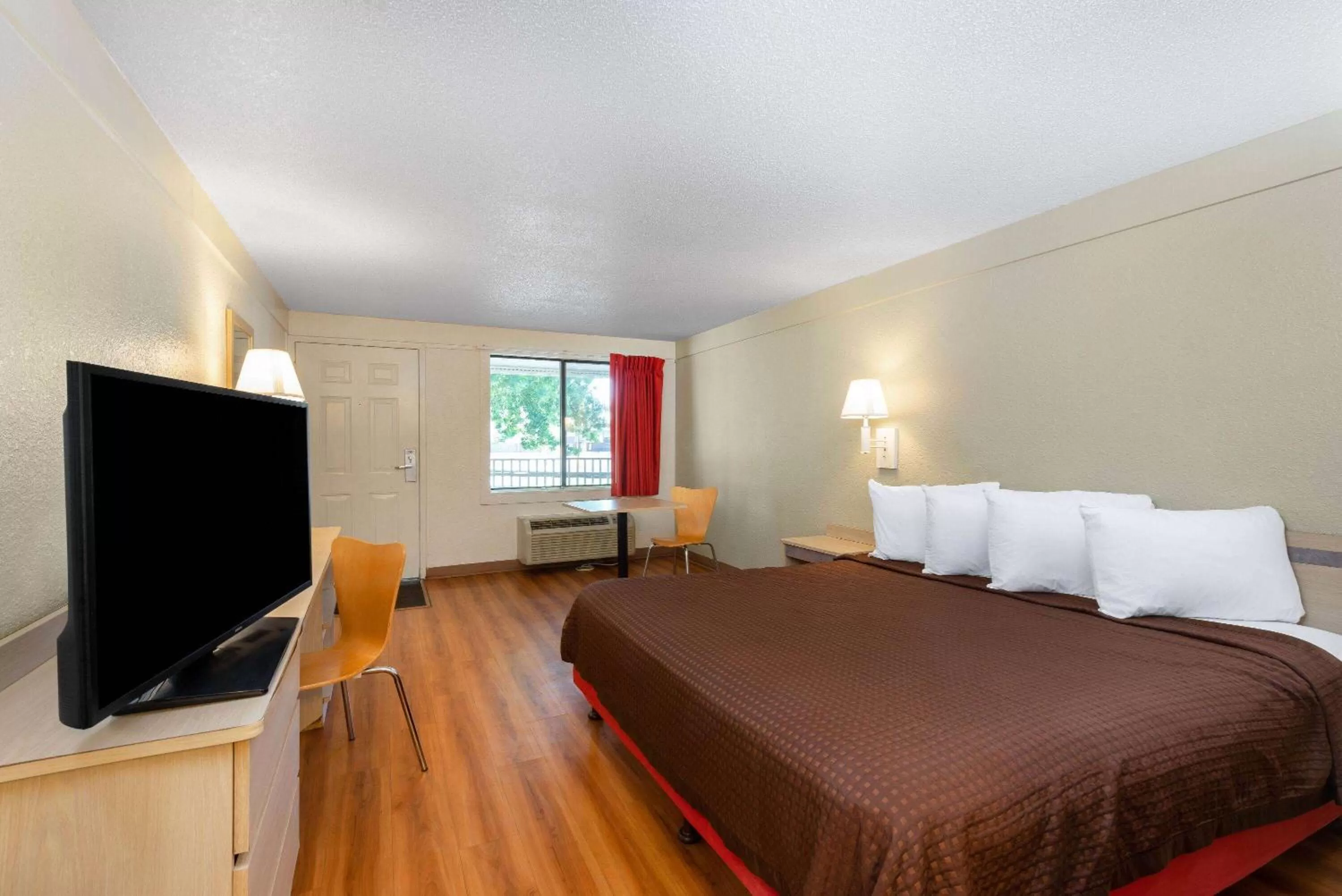 Photo of the whole room, Bed in Travelodge by Wyndham Essington / Philadelphia Airport