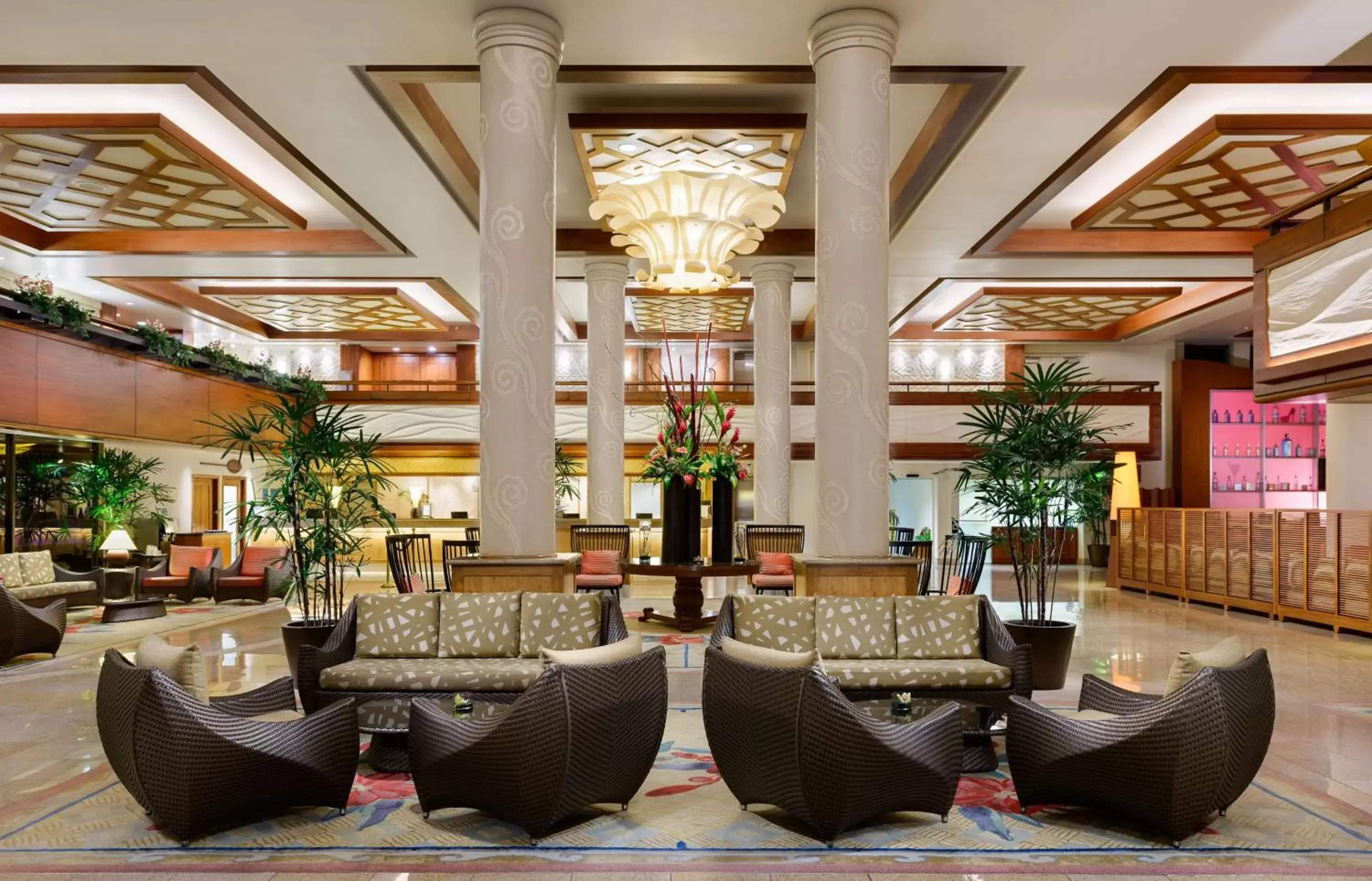 Lobby or reception, Lounge/Bar in Hilton Waikiki Beach