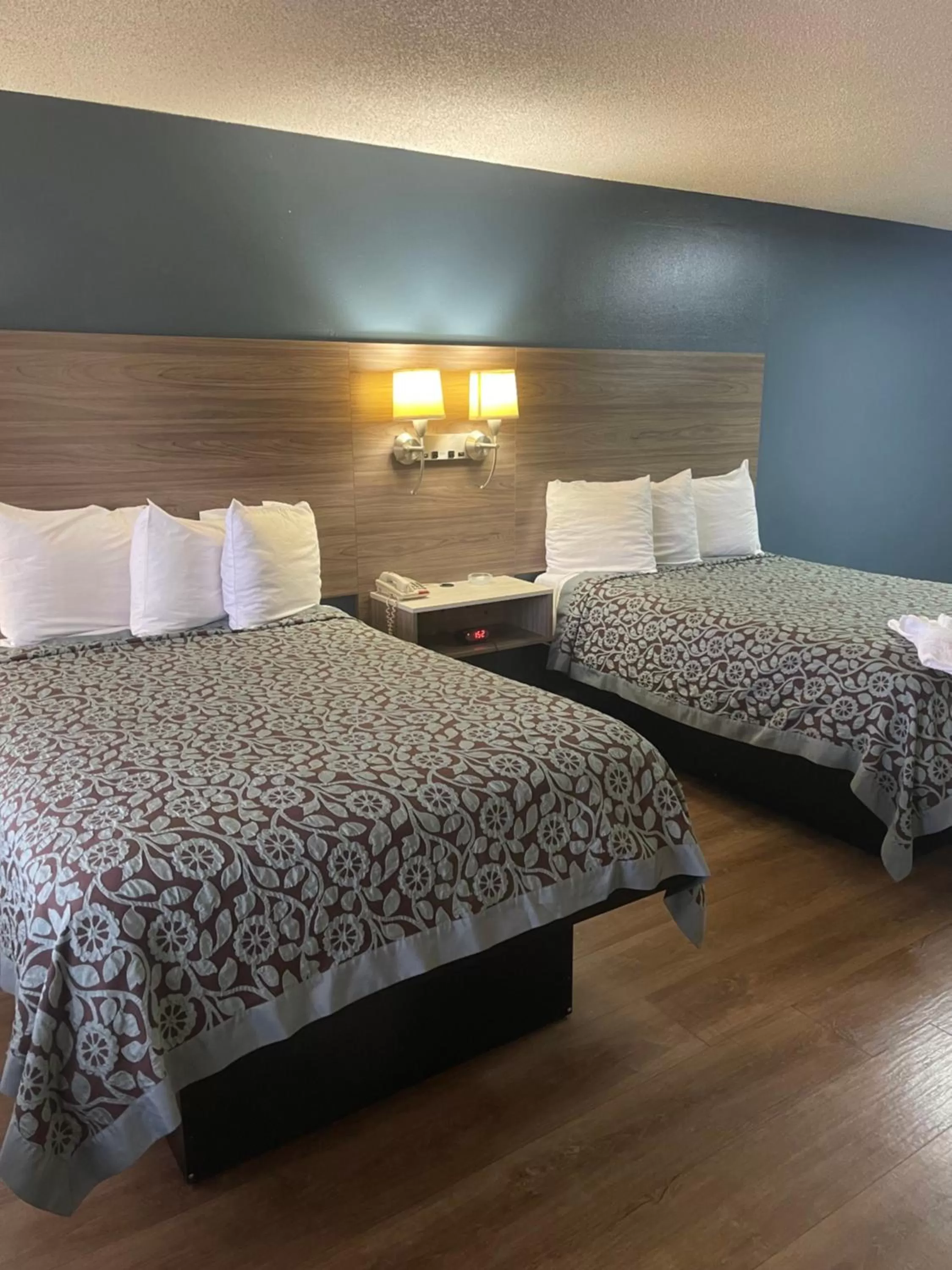 Bed in Blue Spring Inn Orange City