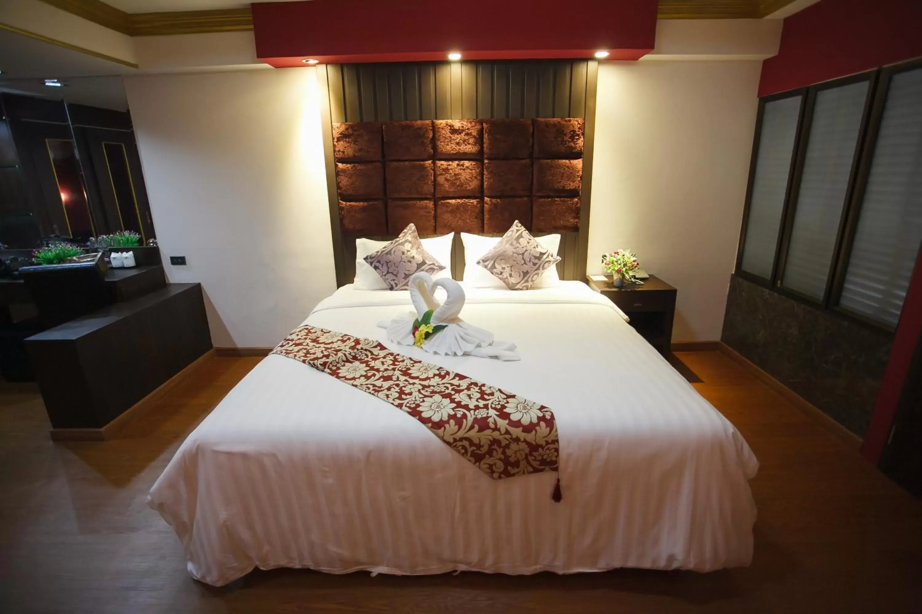 Bedroom, Bed in Grand Pink Hotel Hatyai