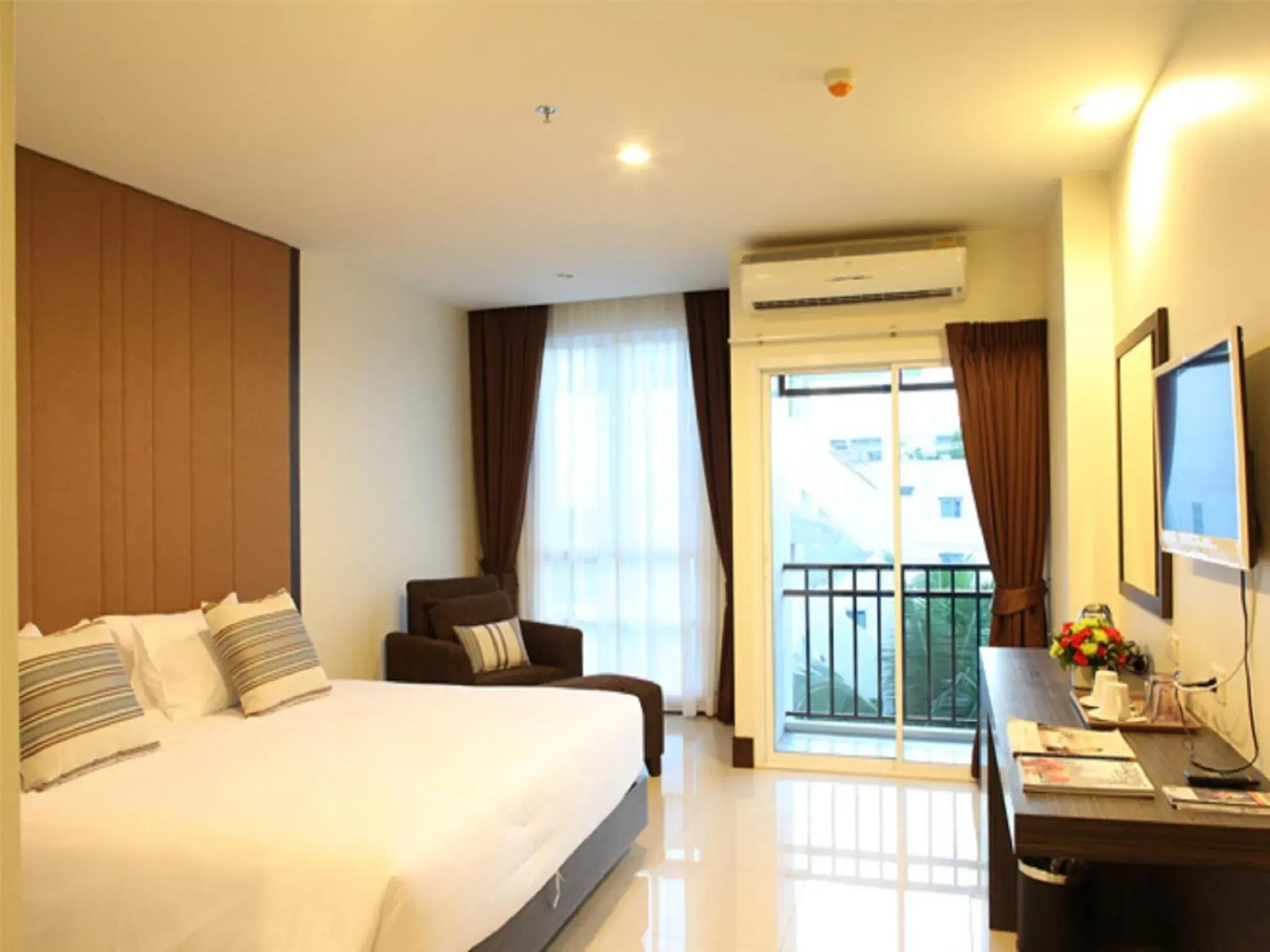 Photo of the whole room, Bed in Crystal Suites Suvarnbhumi Airport