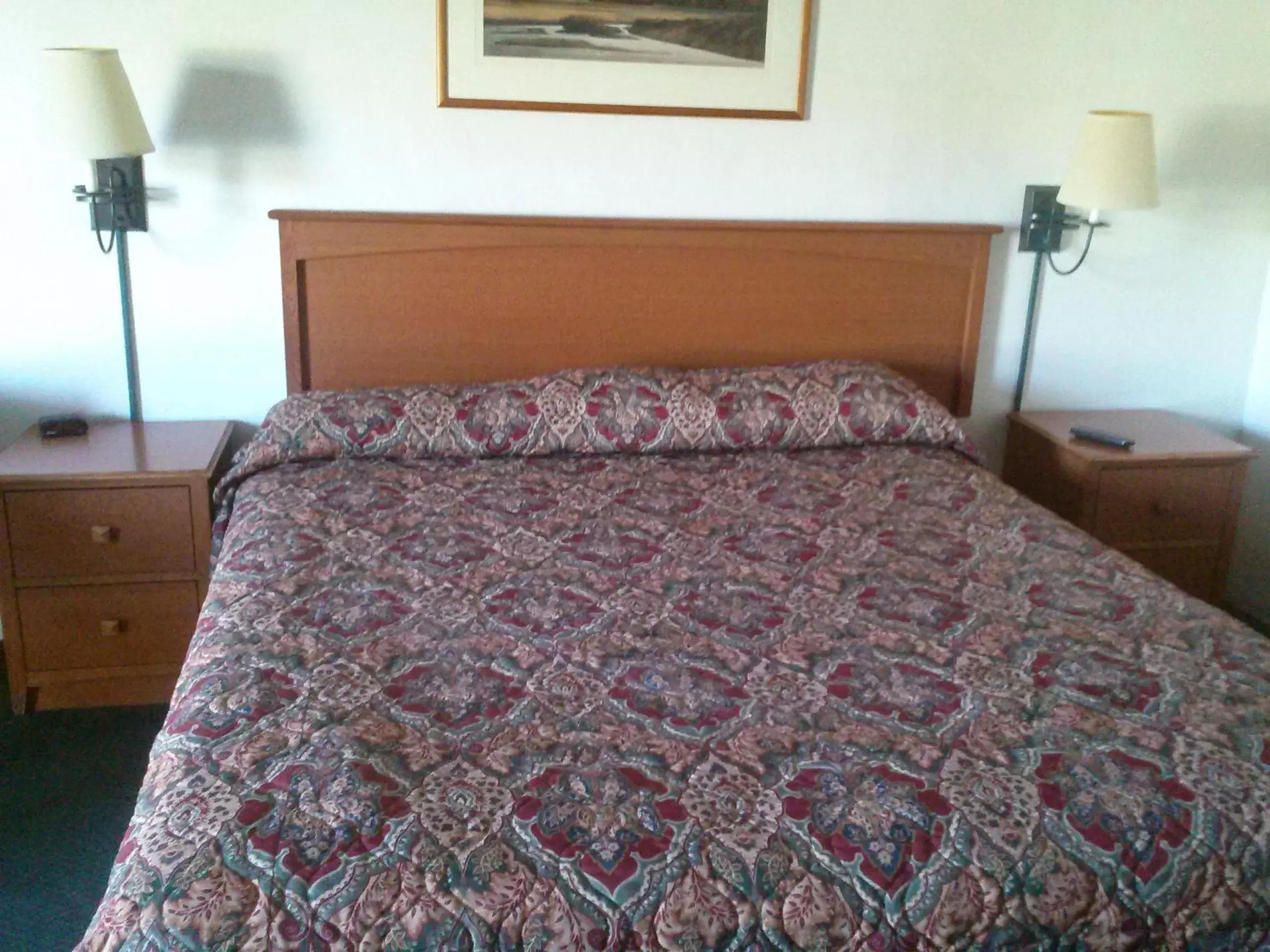 Bed in Knights Inn Wendover
