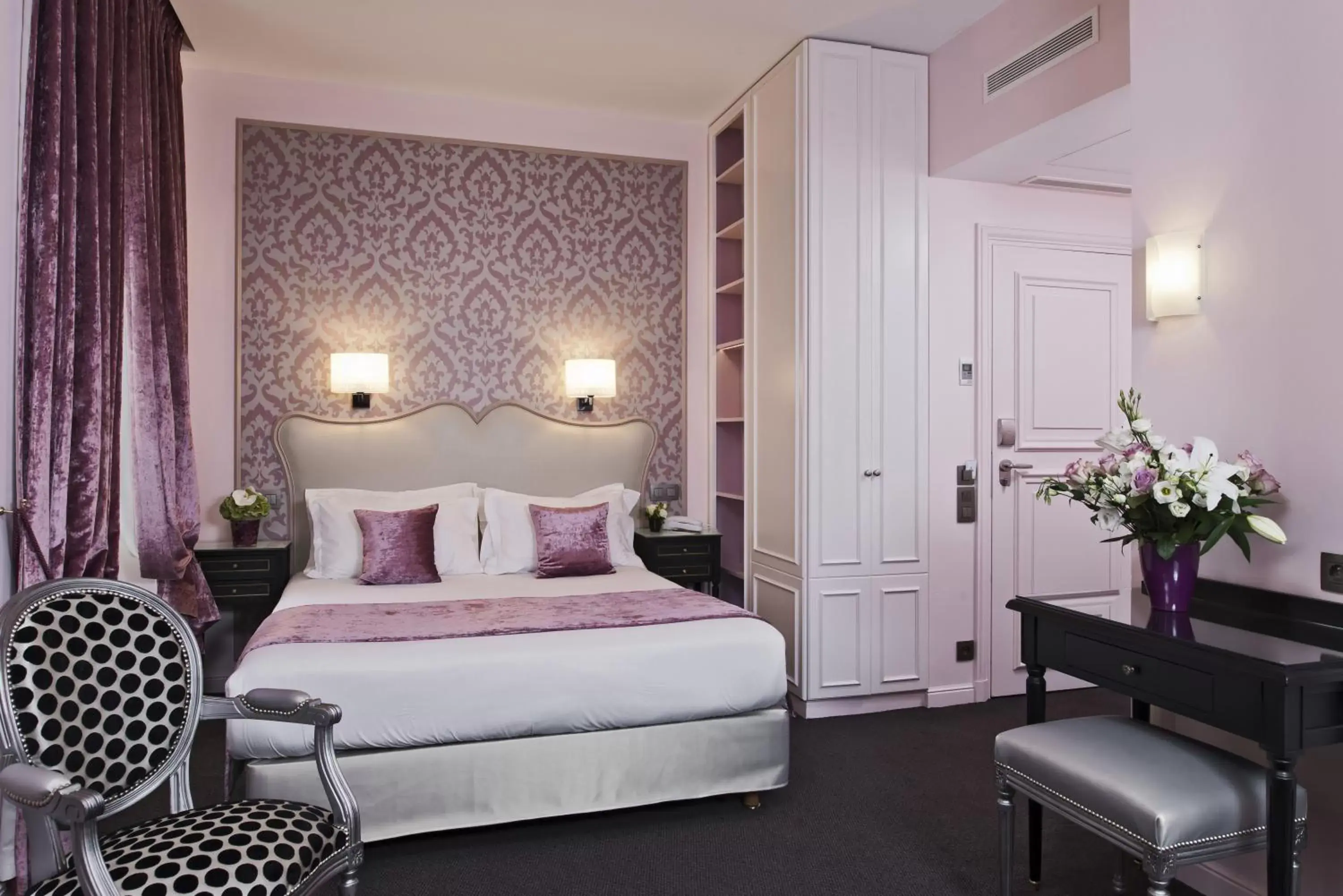 Photo of the whole room, Bed in Hôtel Saint-Pétersbourg Opéra & Spa