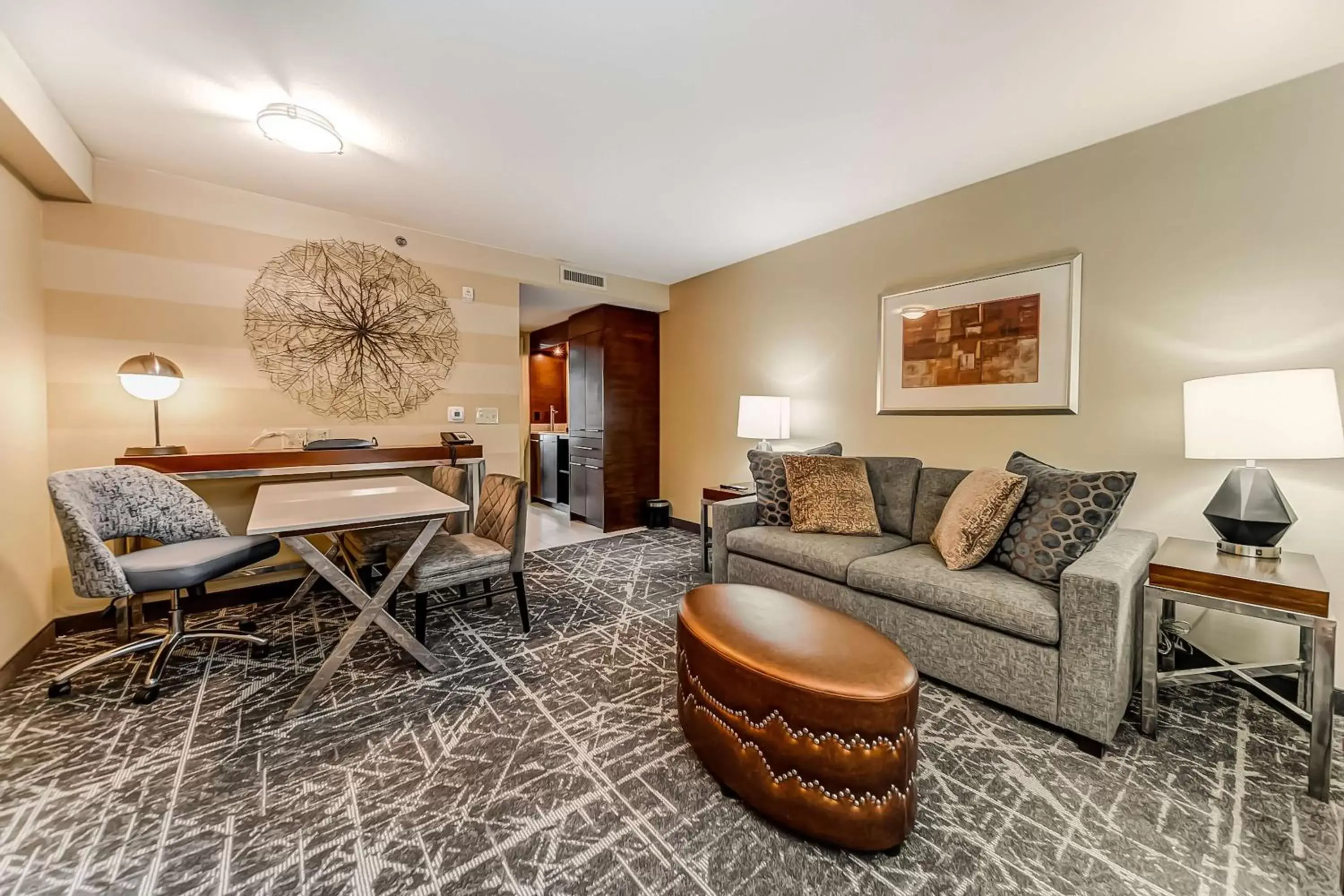 Living room, Seating Area in Embassy Suites Atlanta - Kennesaw Town Center