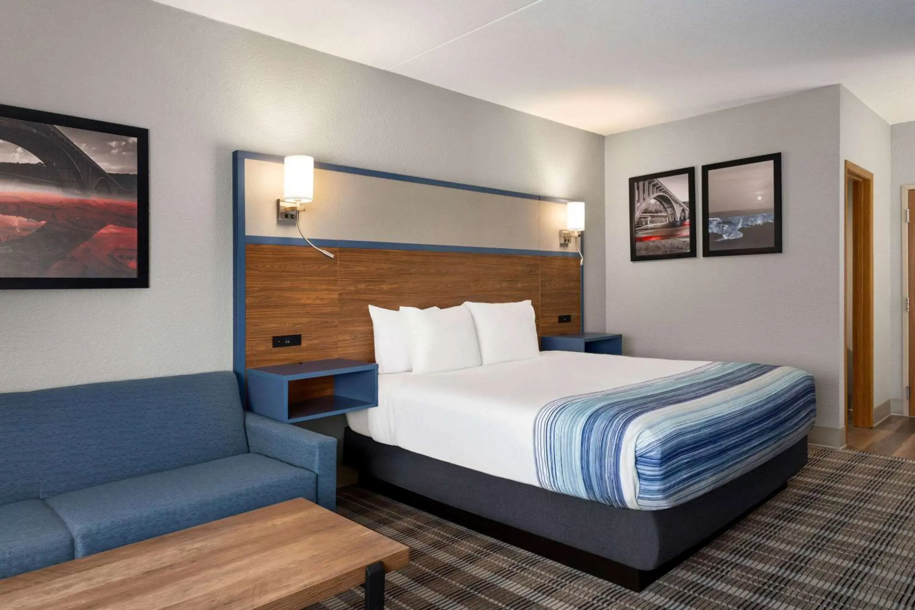 Bed in AmericInn by Wyndham Branson & Conference Center