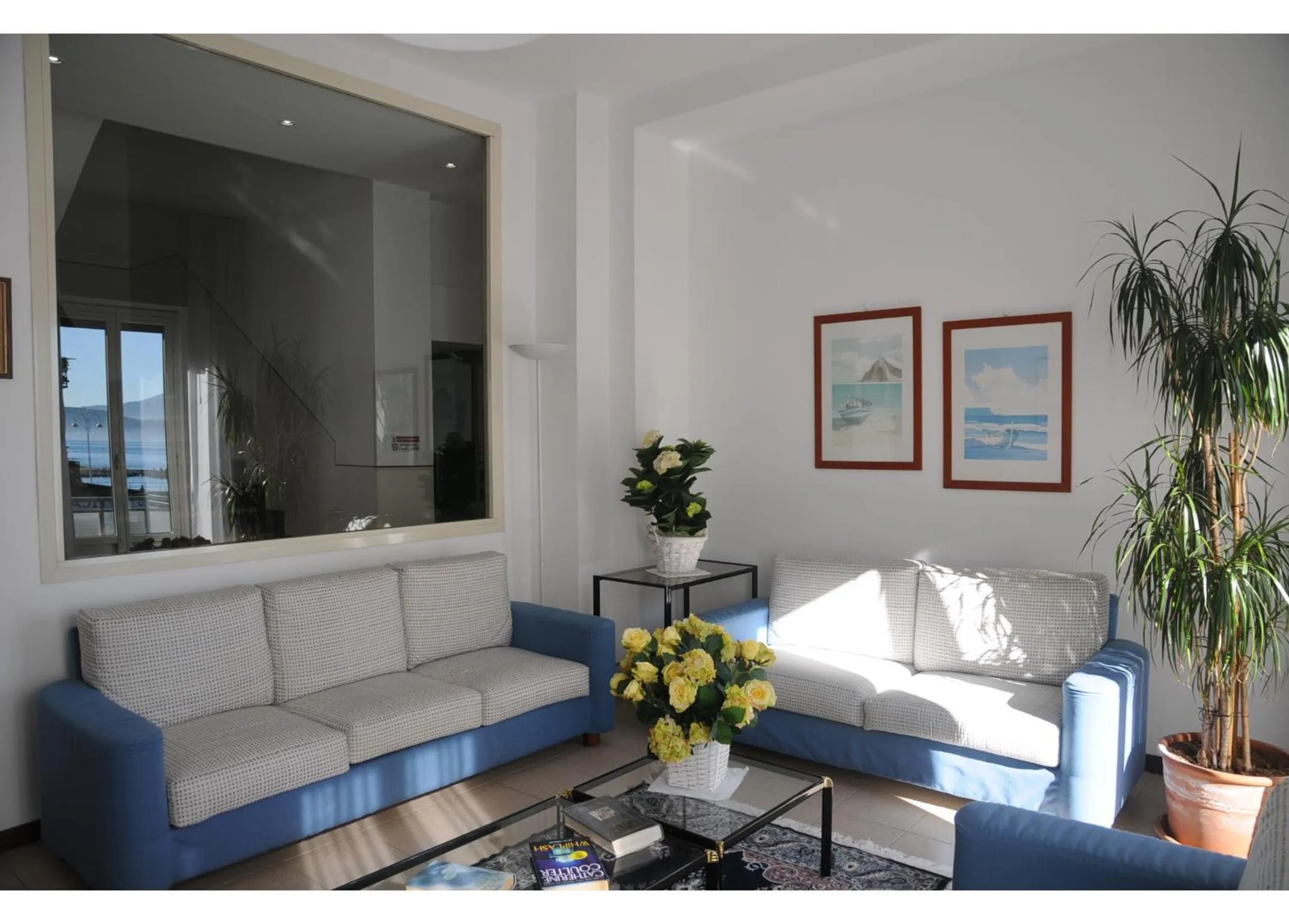 Communal lounge/ TV room in Hotel Italie et Suisse